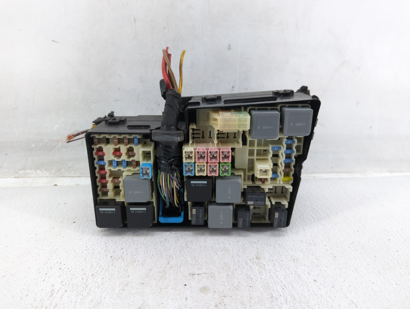 2017-2018 Ford Focus Fusebox Fuse Box Panel Relay Module P/N:E02345500 AV6T-14A142-AB Fits Fits 2017 2018 OEM Used Auto Part