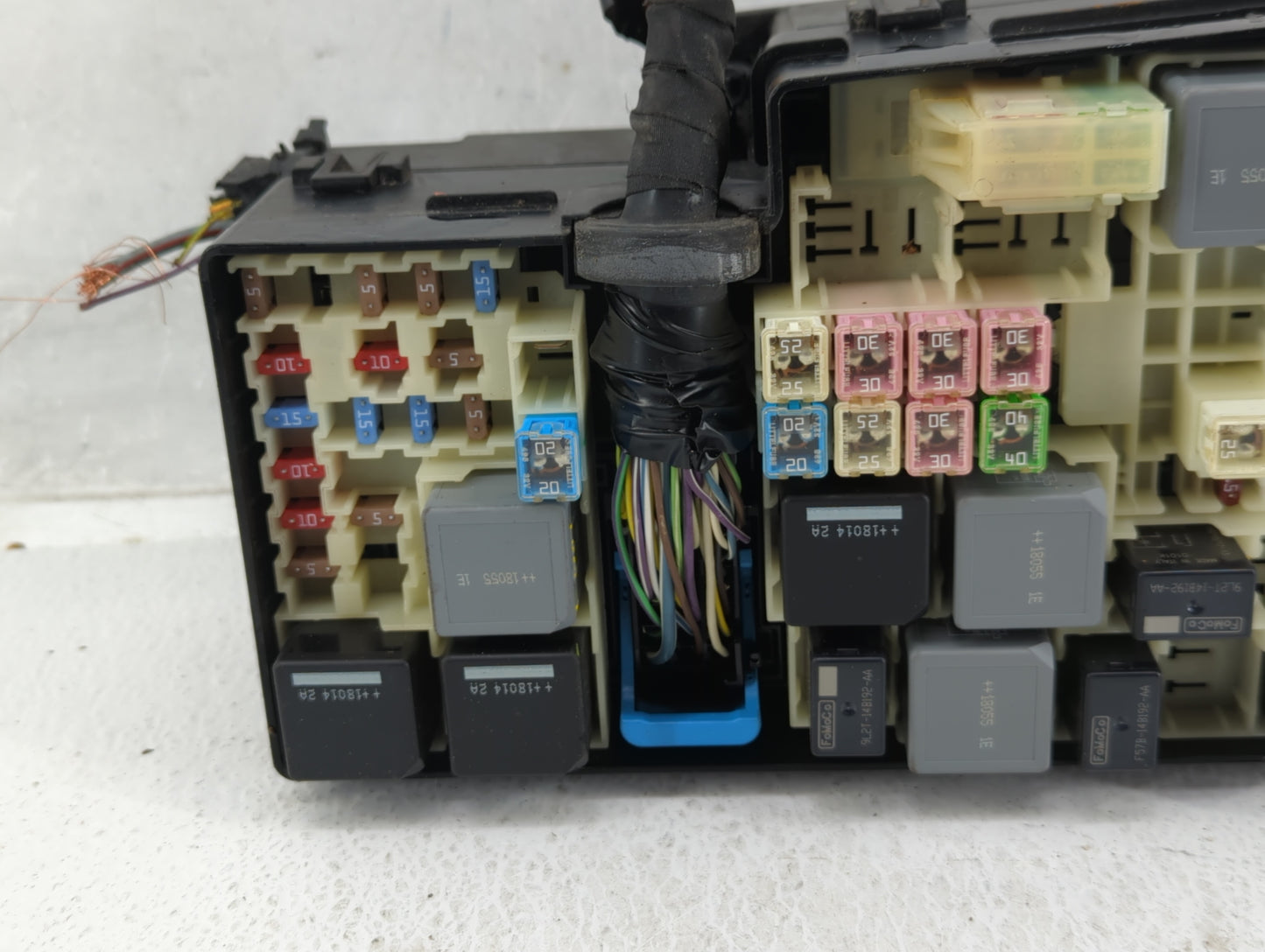 2017-2018 Ford Focus Fusebox Fuse Box Panel Relay Module P/N:E02345500 AV6T-14A142-AB Fits Fits 2017 2018 OEM Used Auto Part