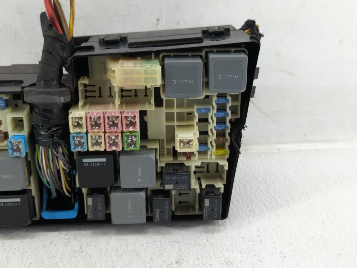 2017-2018 Ford Focus Fusebox Fuse Box Panel Relay Module P/N:E02345500 AV6T-14A142-AB Fits Fits 2017 2018 OEM Used Auto Part
