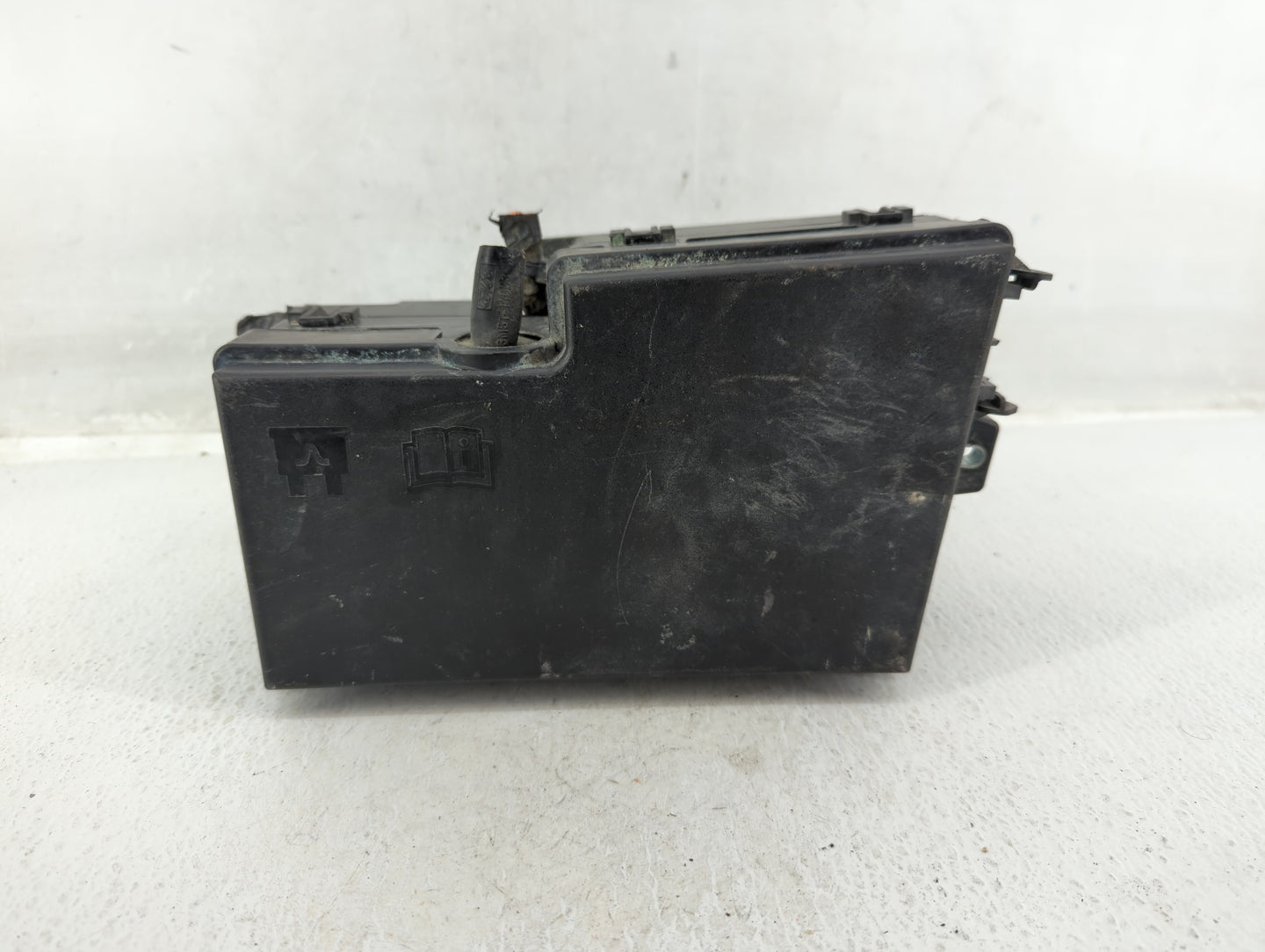 2017-2018 Ford Focus Fusebox Fuse Box Panel Relay Module P/N:E02345500 AV6T-14A142-AB Fits Fits 2017 2018 OEM Used Auto Part