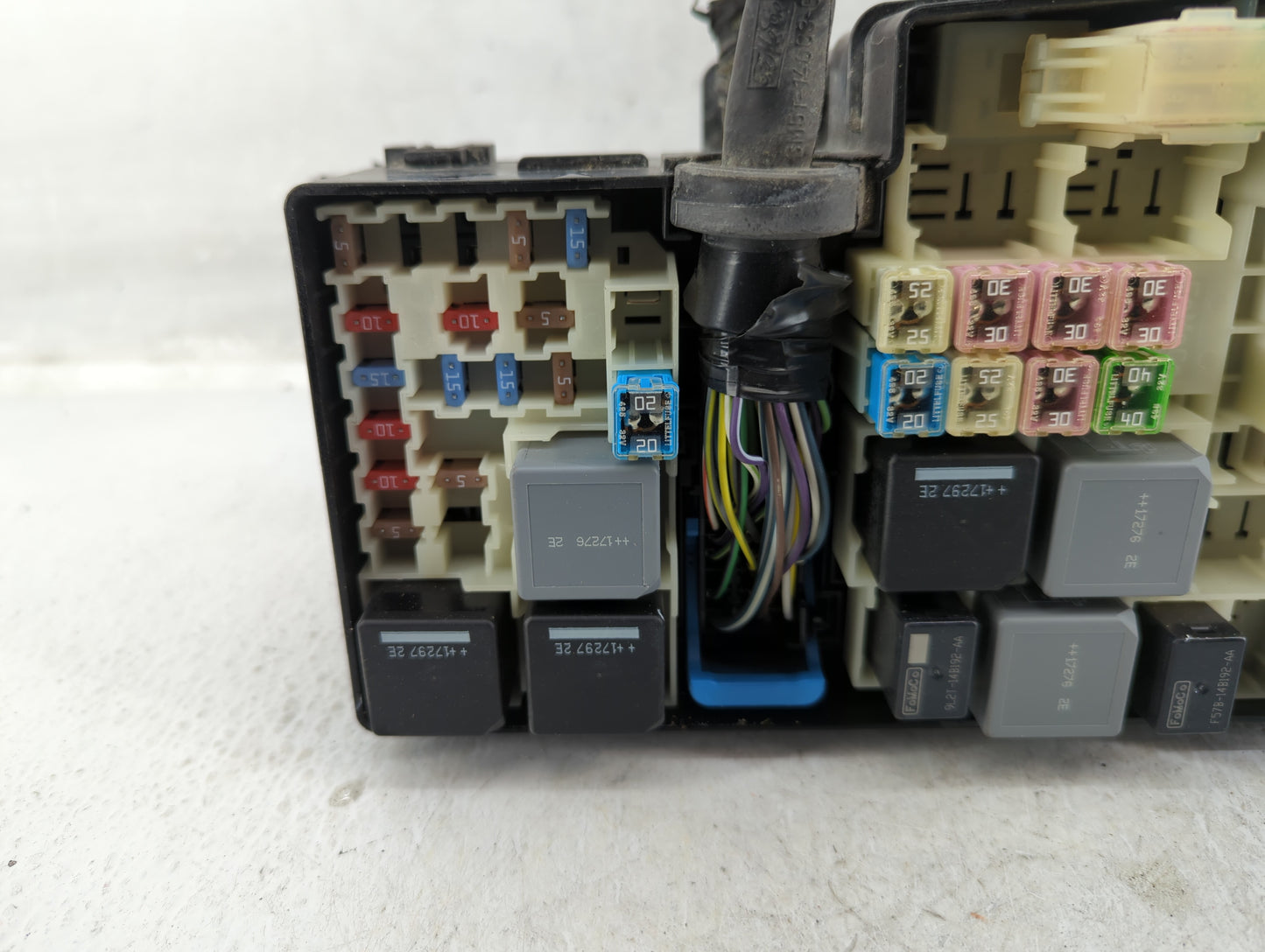 2017-2018 Ford Focus Fusebox Fuse Box Panel Relay Module P/N:E02345500 AV6T-14A142-AB Fits Fits 2017 2018 OEM Used Auto Part
