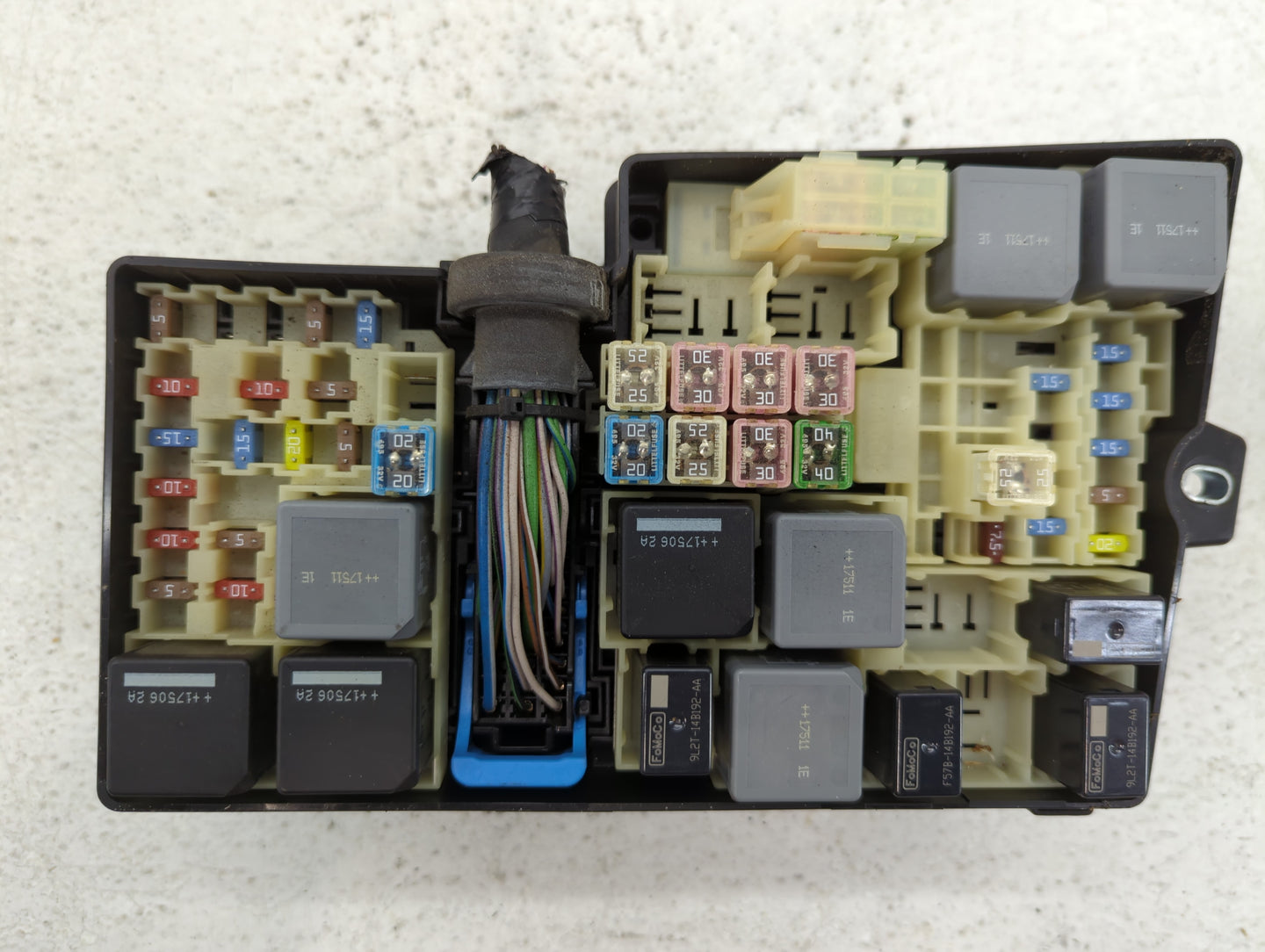 2017-2018 Ford Focus Fusebox Fuse Box Panel Relay Module P/N:E00027328 AV6T-14A142-AB Fits Fits 2017 2018 OEM Used Auto Part
