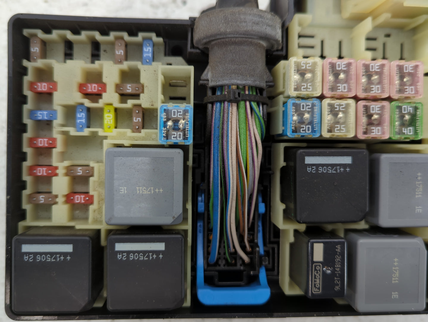 2017-2018 Ford Focus Fusebox Fuse Box Panel Relay Module P/N:E00027328 AV6T-14A142-AB Fits Fits 2017 2018 OEM Used Auto Part