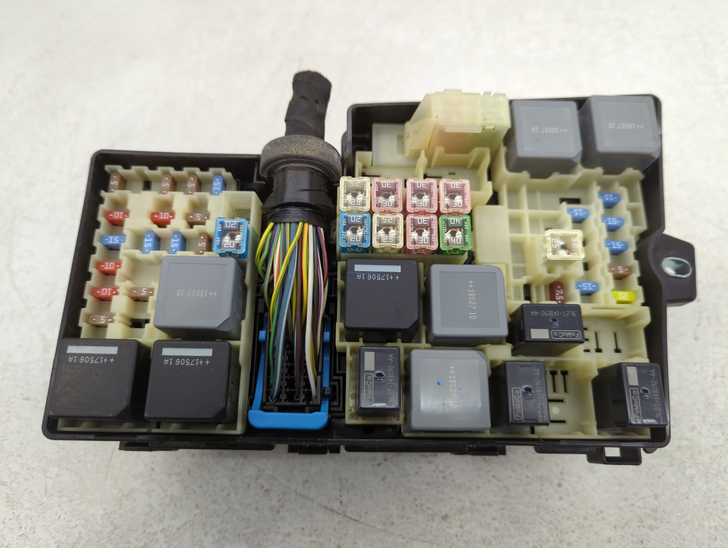 2017-2018 Ford Focus Fusebox Fuse Box Panel Relay Module P/N:E02345500 AV6T-14A067-AD Fits Fits 2017 2018 OEM Used Auto Part