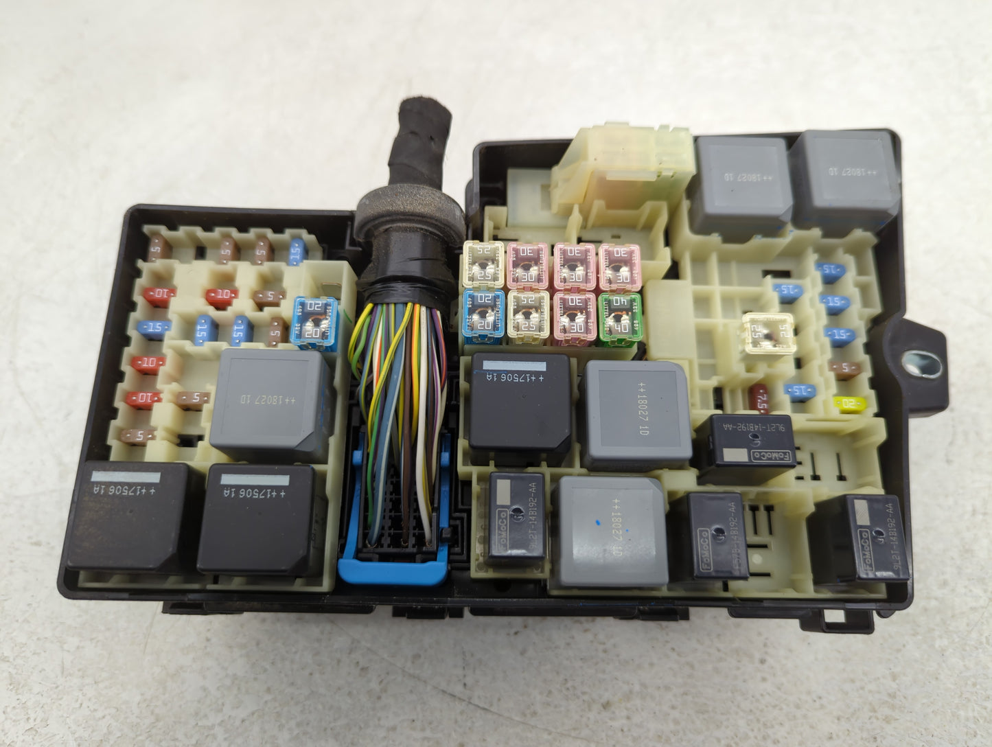 2017-2018 Ford Focus Fusebox Fuse Box Panel Relay Module P/N:E02345500 AV6T-14A067-AD Fits Fits 2017 2018 OEM Used Auto Part
