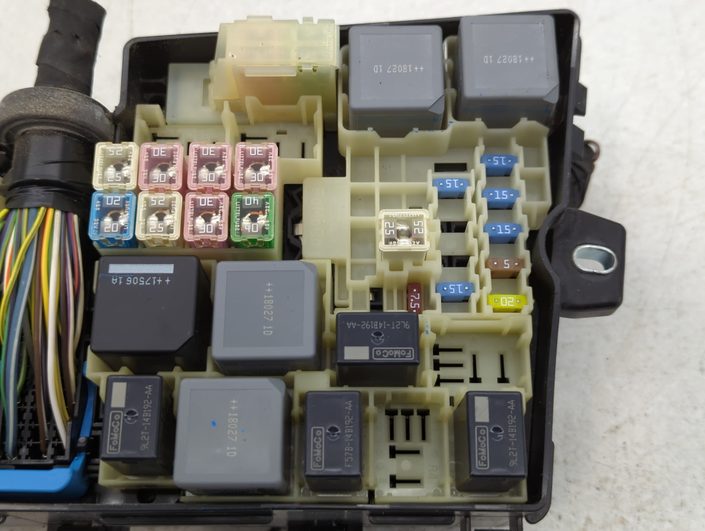 2017-2018 Ford Focus Fusebox Fuse Box Panel Relay Module P/N:E02345500 AV6T-14A067-AD Fits Fits 2017 2018 OEM Used Auto Part
