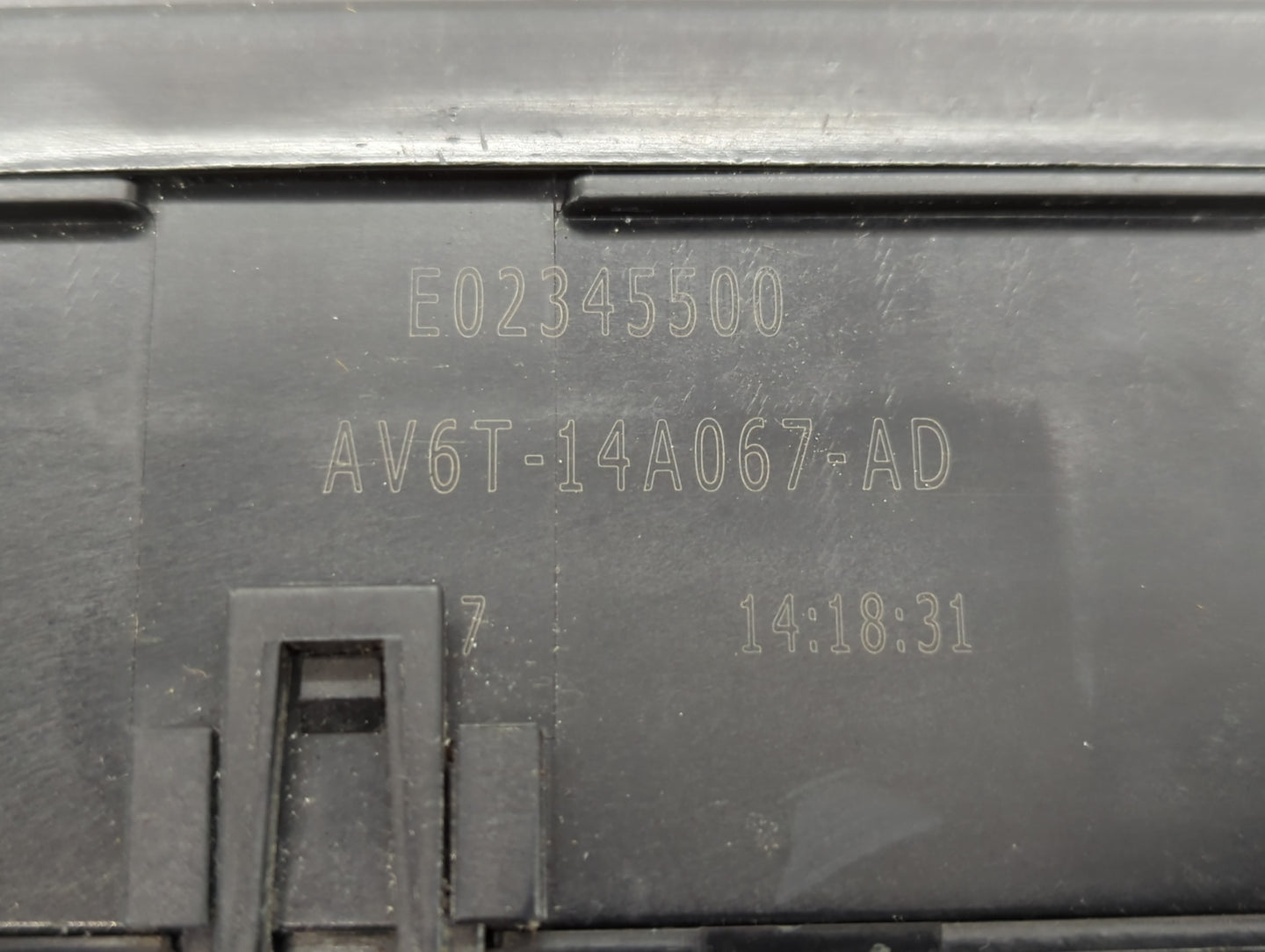 2017-2018 Ford Focus Fusebox Fuse Box Panel Relay Module P/N:E02345500 AV6T-14A067-AD Fits Fits 2017 2018 OEM Used Auto Part