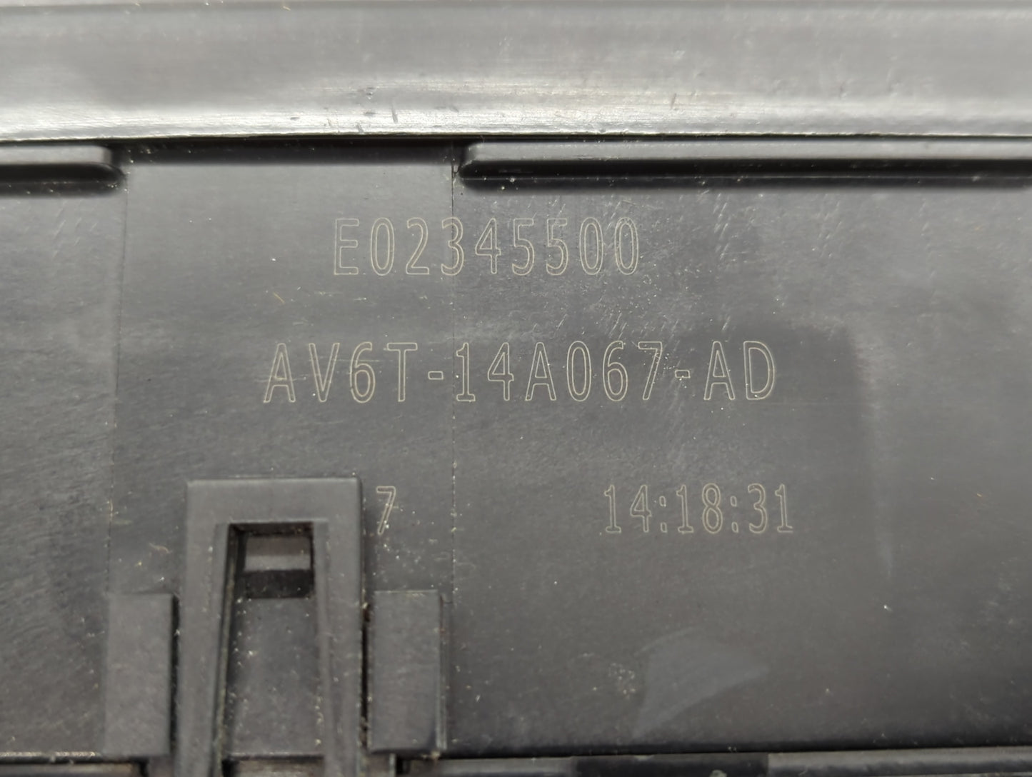 2017-2018 Ford Focus Fusebox Fuse Box Panel Relay Module P/N:E02345500 AV6T-14A067-AD Fits Fits 2017 2018 OEM Used Auto Part