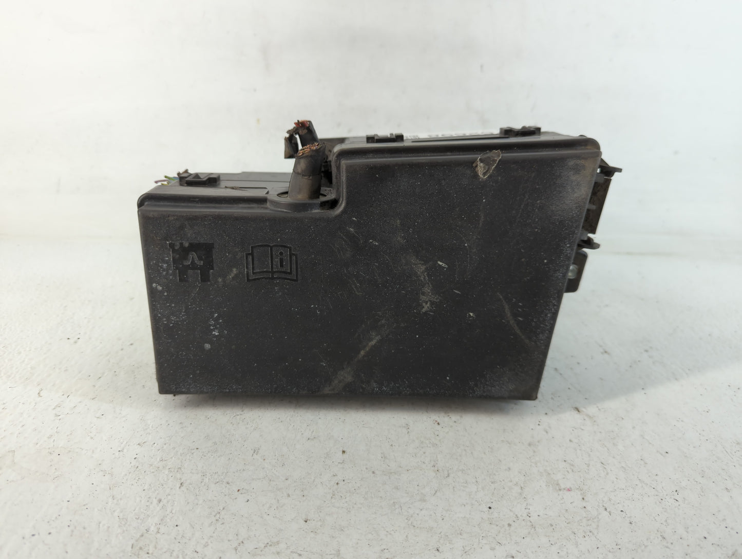 2017-2018 Ford Focus Fusebox Fuse Box Panel Relay Module P/N:E02345500 AV6T-14A067-AD Fits Fits 2017 2018 OEM Used Auto Part