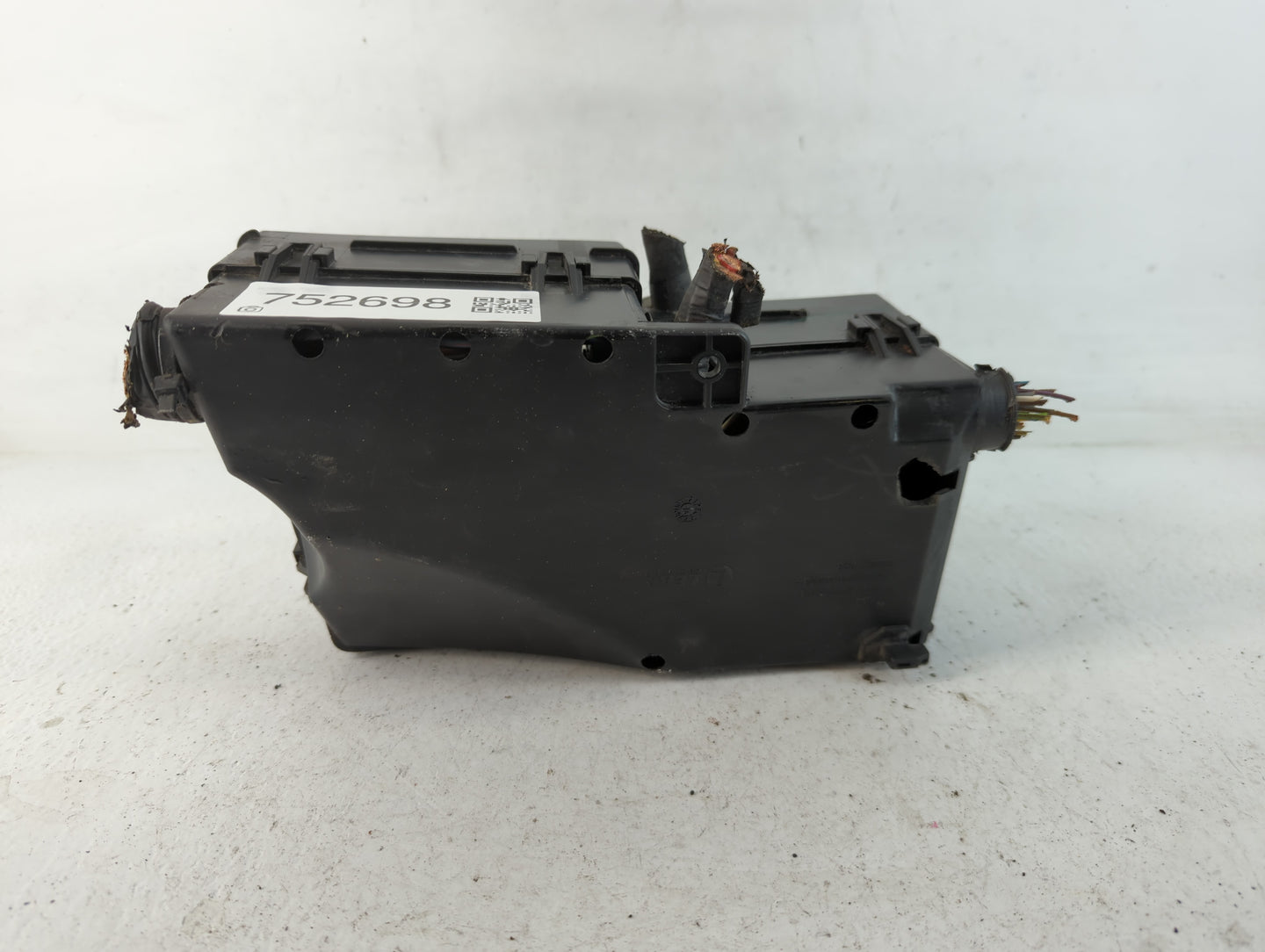 2017-2018 Ford Focus Fusebox Fuse Box Panel Relay Module P/N:E02345500 AV6T-14A067-AD Fits Fits 2017 2018 OEM Used Auto Part