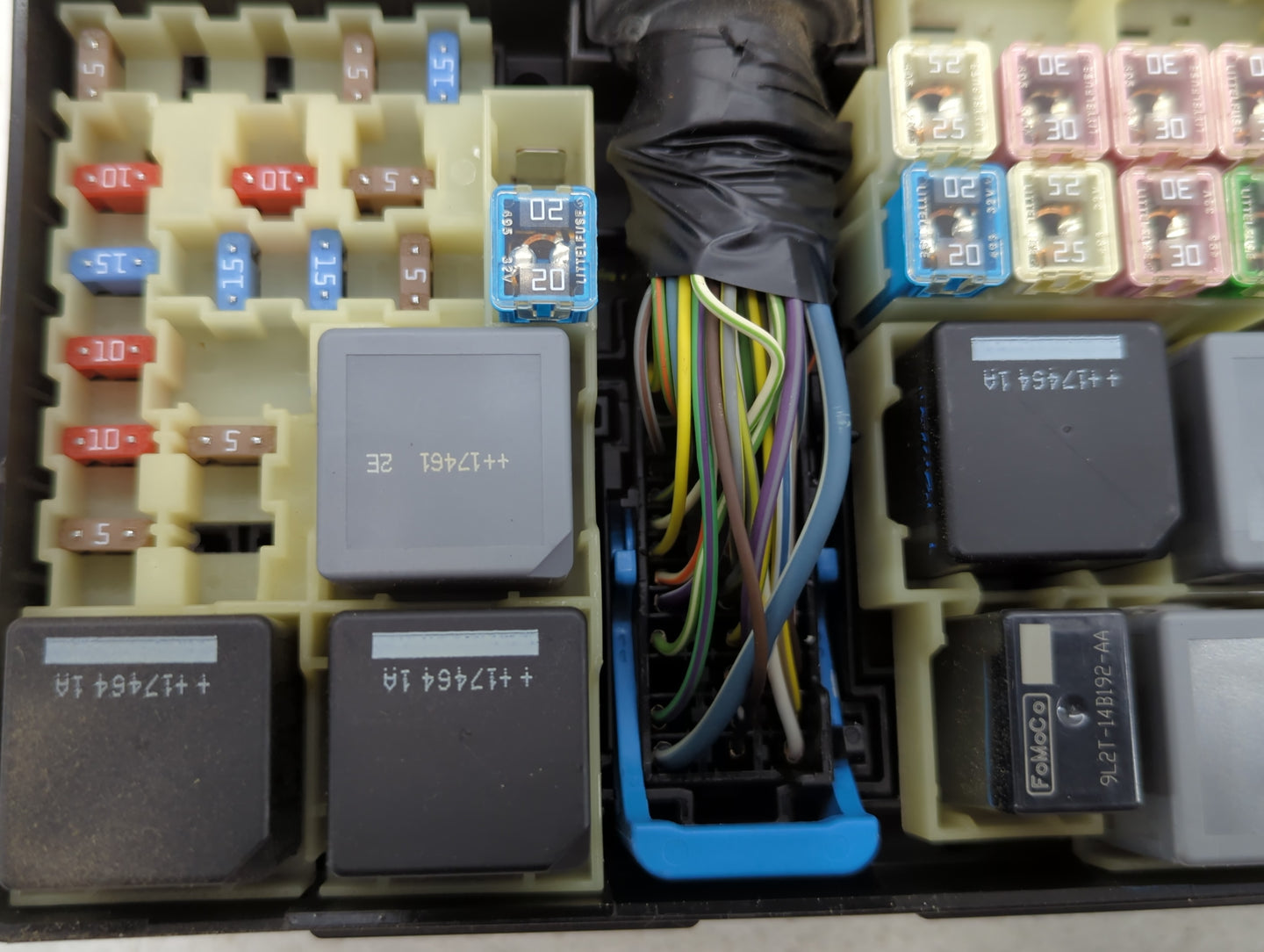 2017-2018 Ford Focus Fusebox Fuse Box Panel Relay Module P/N:E02345500 AV6T-14A067-AD Fits Fits 2017 2018 OEM Used Auto Part