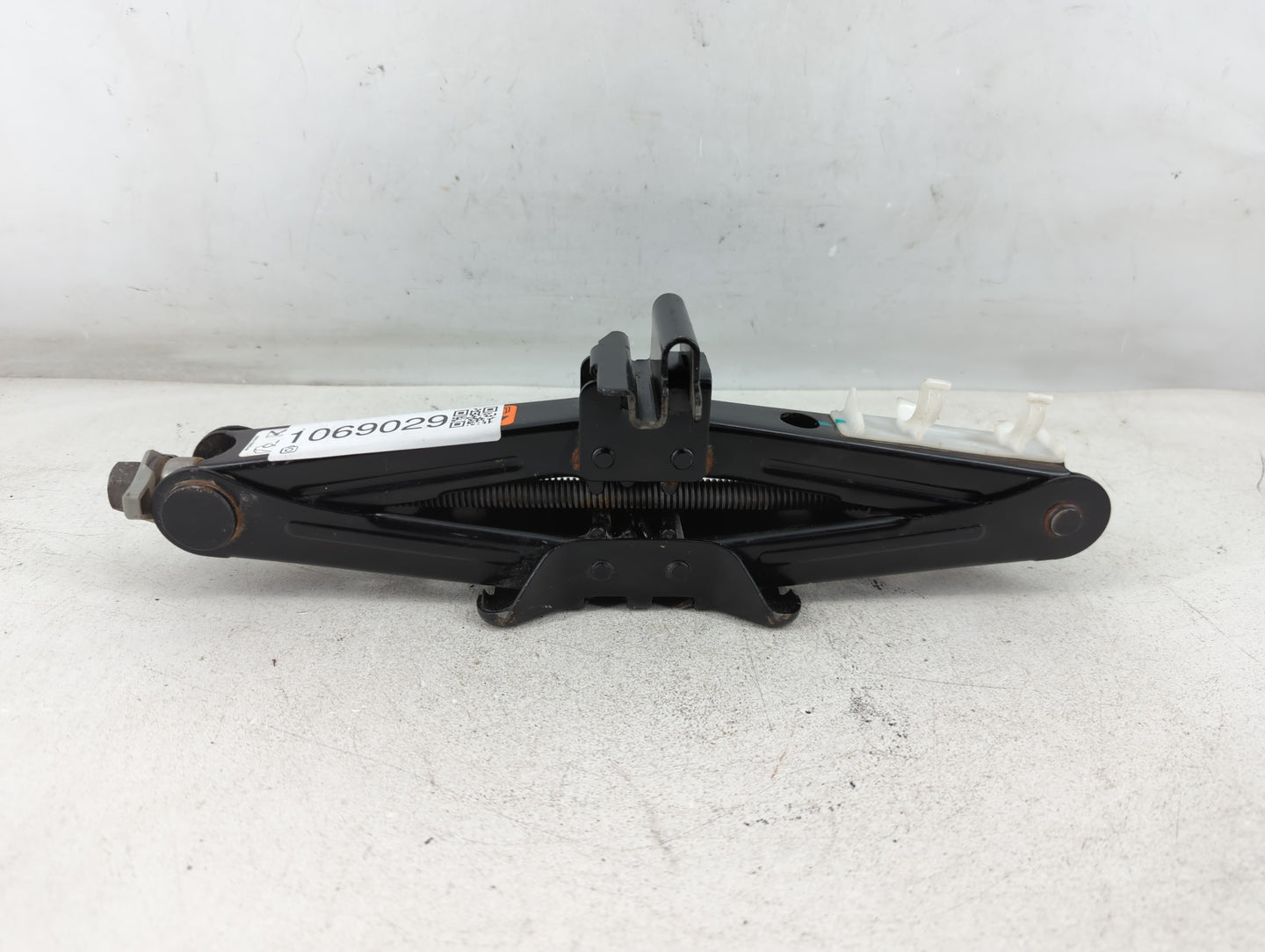 2018 Ford Fusion Spare Scissor Car Jack - Oemusedautoparts1.com