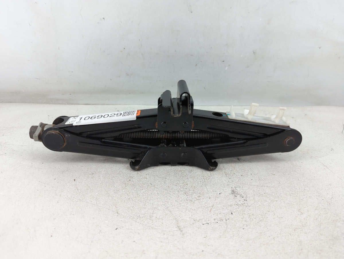 2018 Ford Fusion Spare Scissor Car Jack 1069029 - Oemusedautoparts1.com