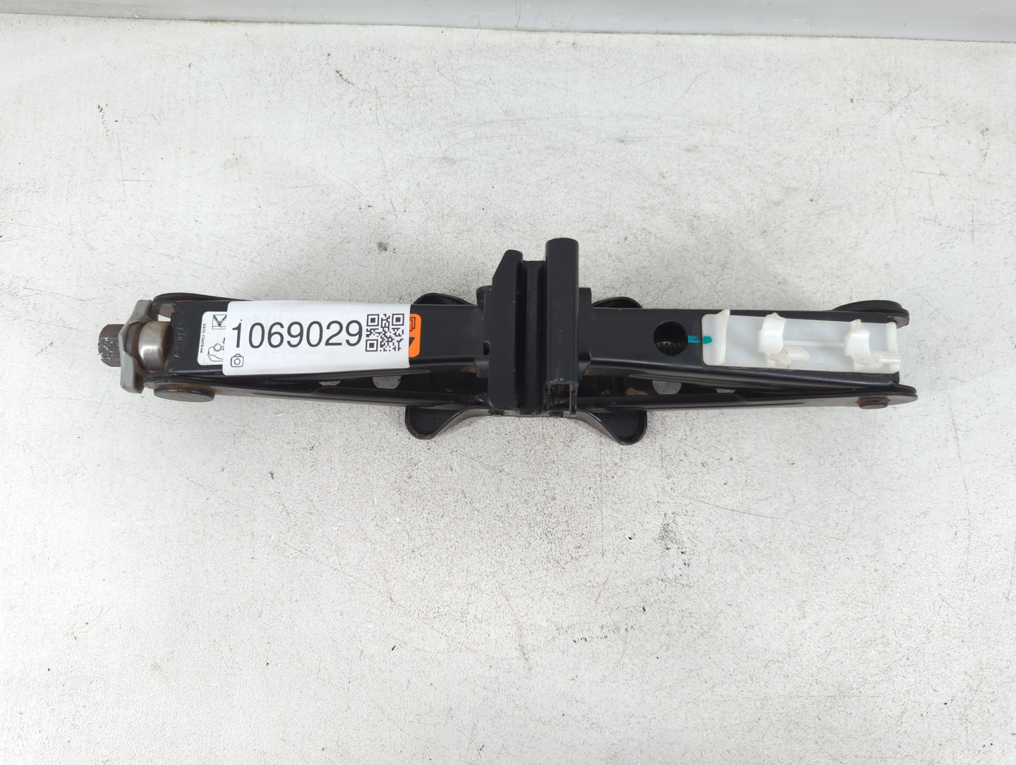 2018 Ford Fusion Spare Scissor Car Jack - Oemusedautoparts1.com