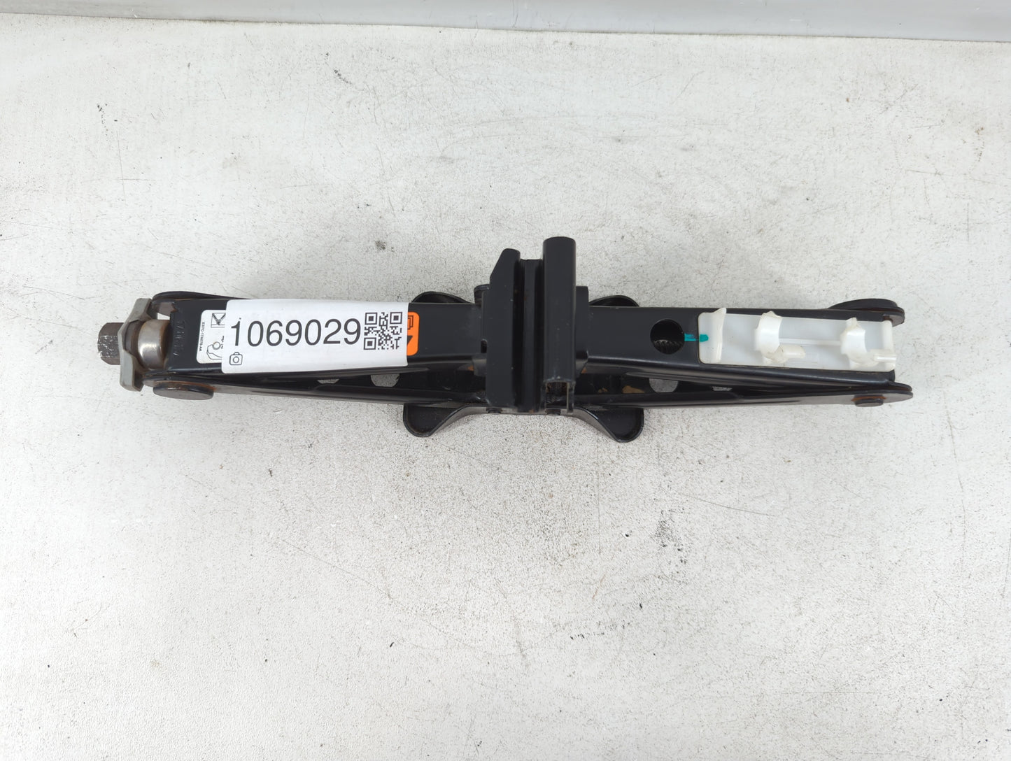 2018 Ford Fusion Spare Scissor Car Jack - Oemusedautoparts1.com