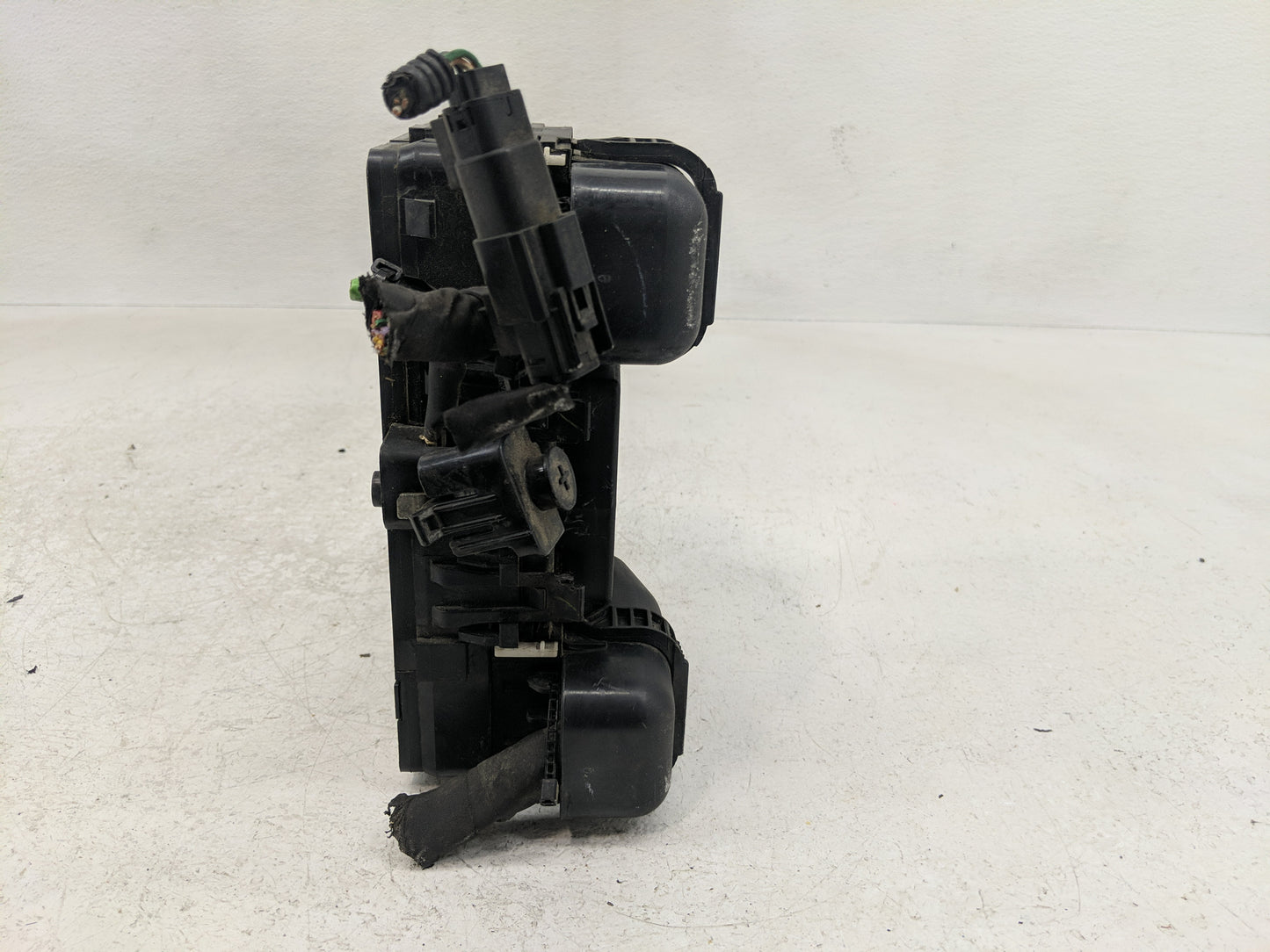 2017-2020 Ford Fusion Fusebox Fuse Box Panel Relay Module P/N:HG9T14D068BC Fits Fits 2017 2018 2019 2020 OEM Used Auto Parts