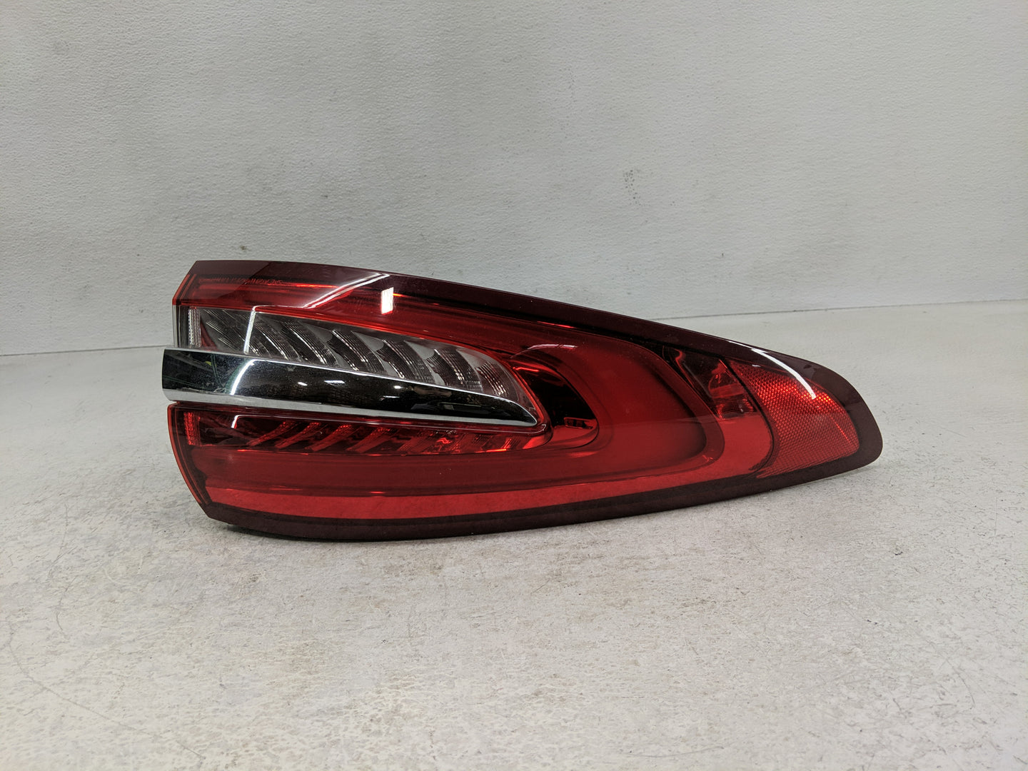 2017-2020 Ford Fusion Tail Light Assembly Passenger Right OEM P/N:F00HTF406307 Fits Fits 2017 2018 2019 2020 OEM Used Auto P