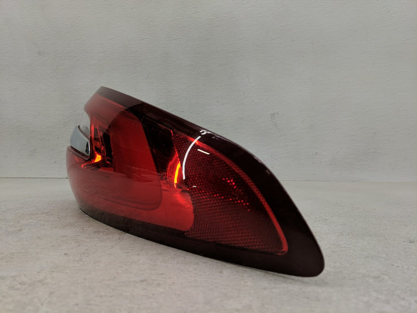 2017-2020 Ford Fusion Tail Light Assembly Passenger Right OEM P/N:F00HTF406307 Fits Fits 2017 2018 2019 2020 OEM Used Auto P