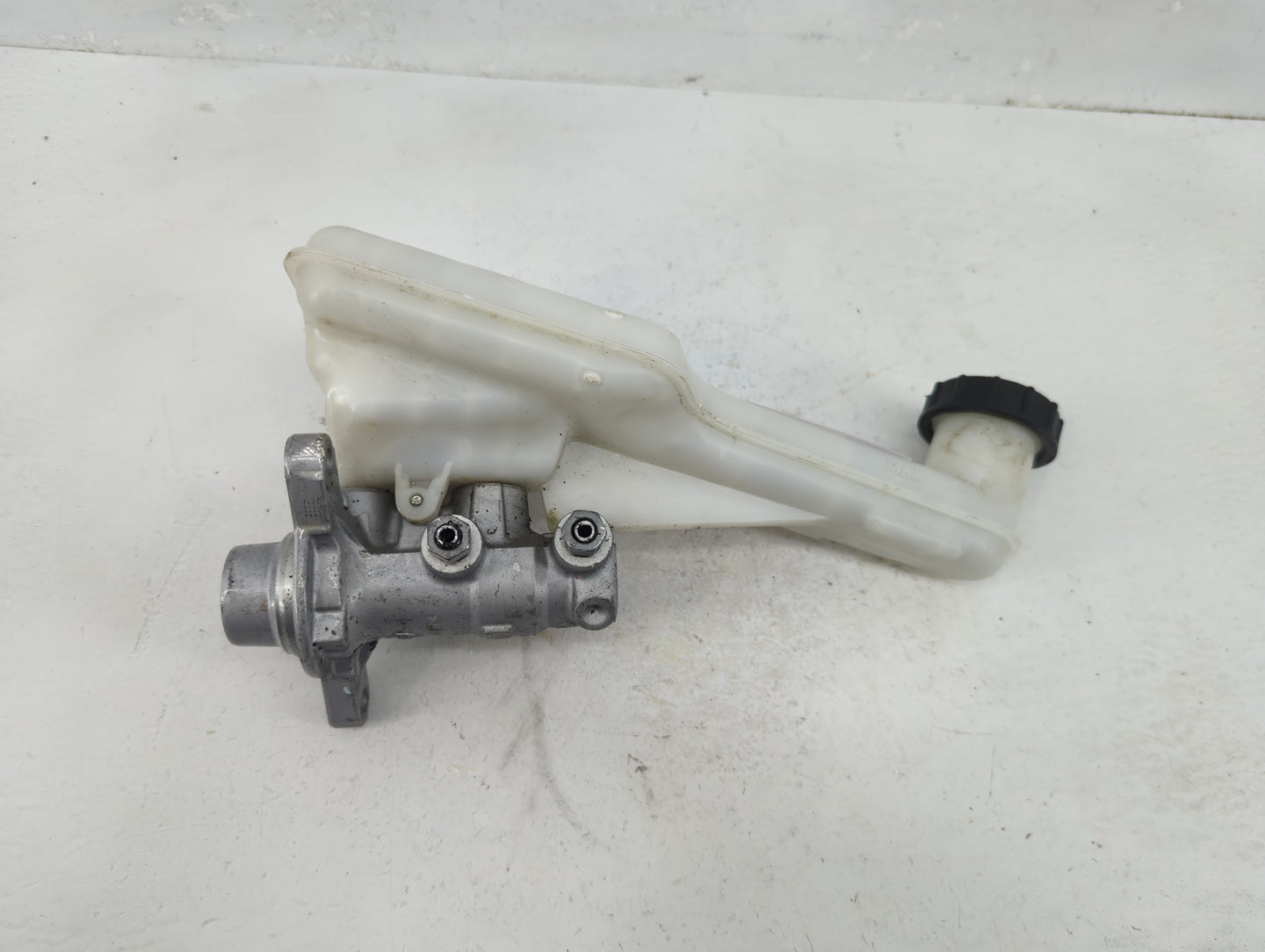 2017-2020 Ford Fusion Brake Master Cylinder - Oemusedautoparts1.com