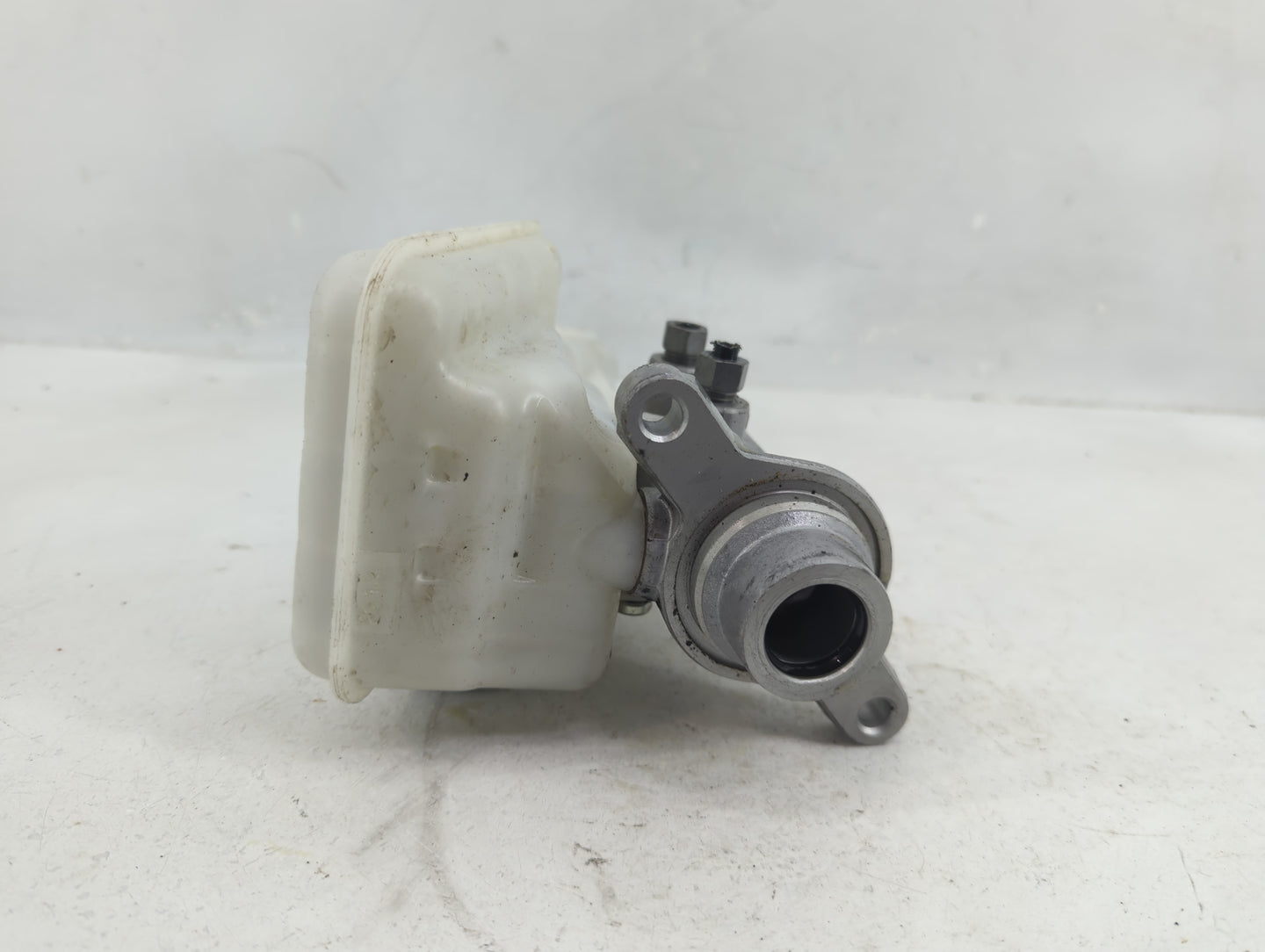 2017-2020 Ford Fusion Brake Master Cylinder - Oemusedautoparts1.com