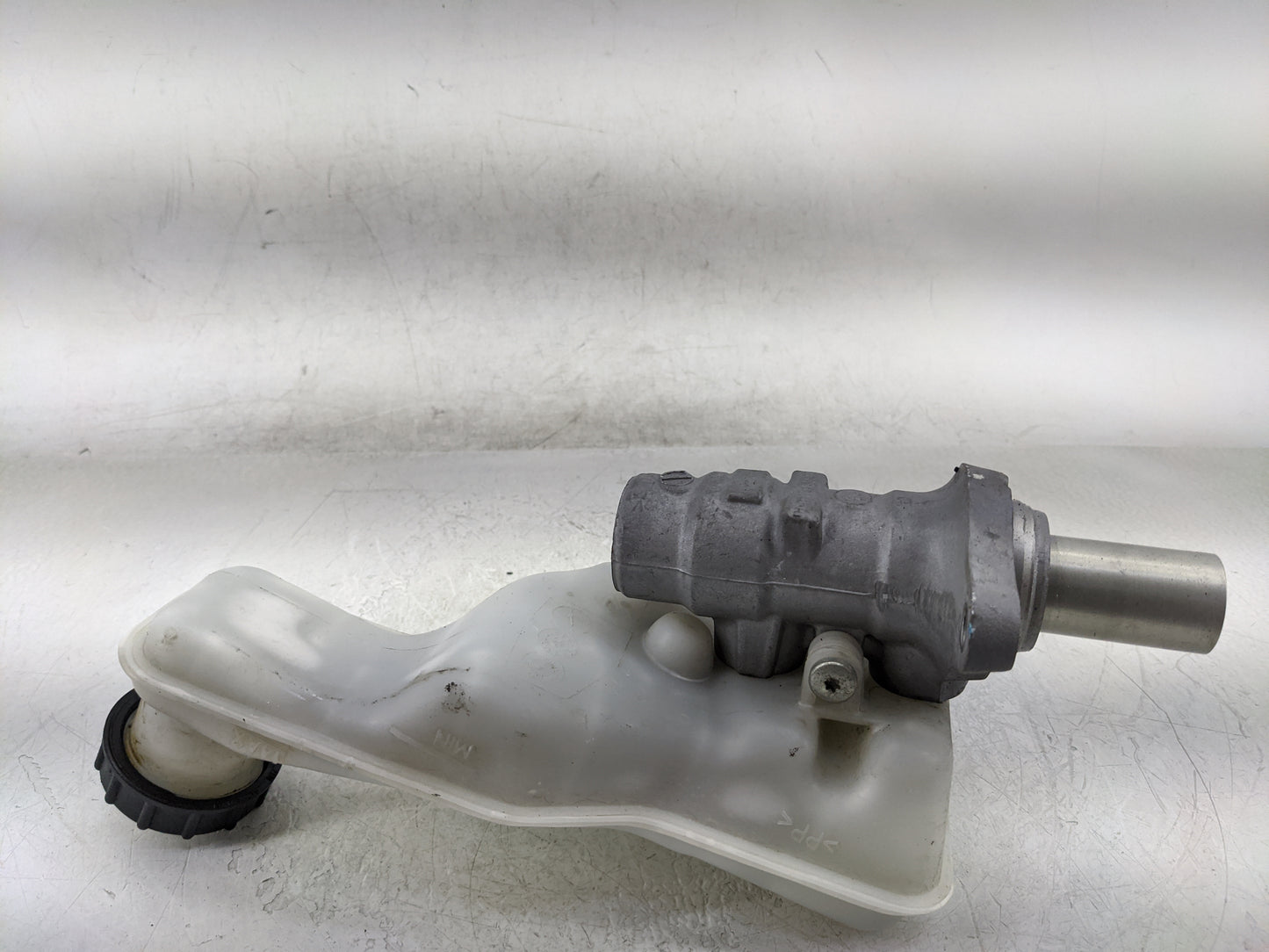2013-2020 Ford Fusion Brake Master Cylinder - Oemusedautoparts1.com