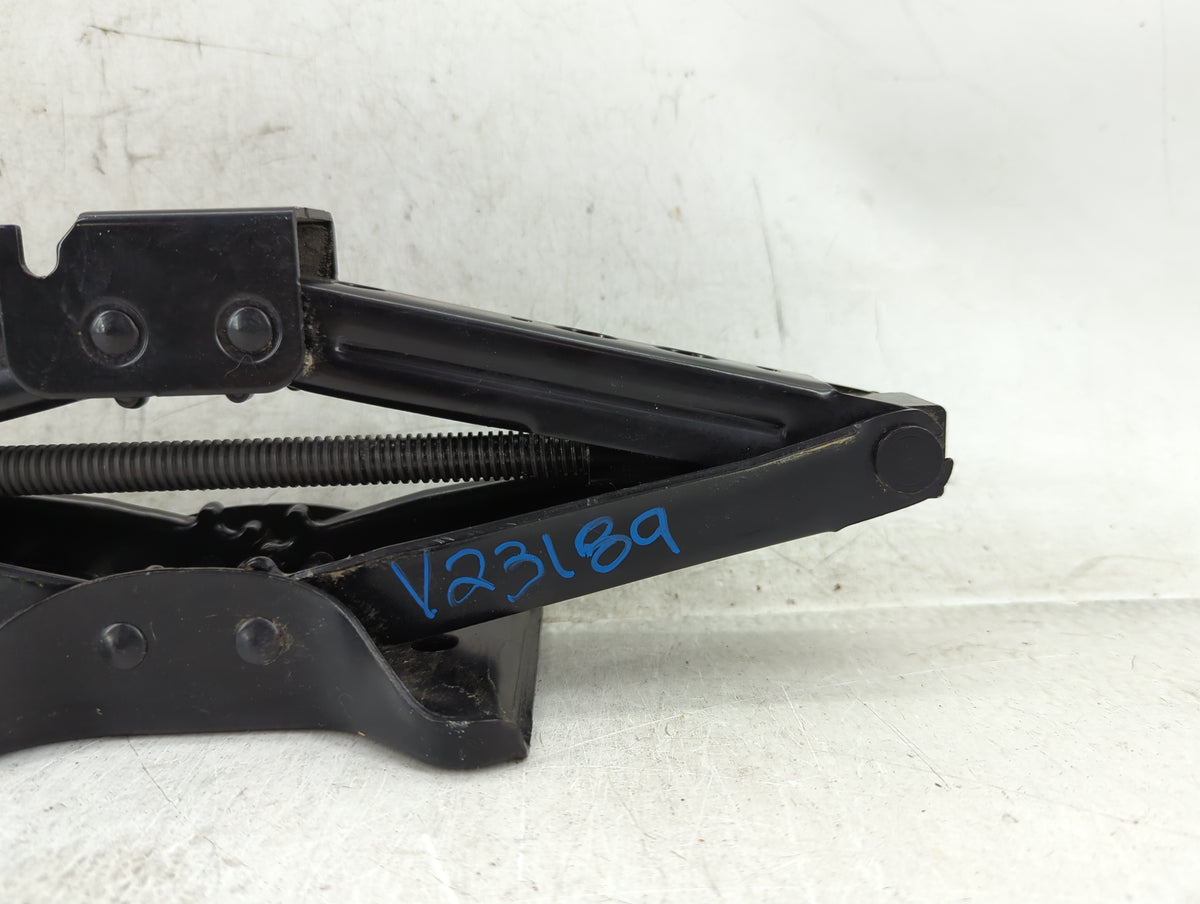 2018 Ford Fusion Spare Scissor Car Jack 1431715 - Oemusedautoparts1.com
