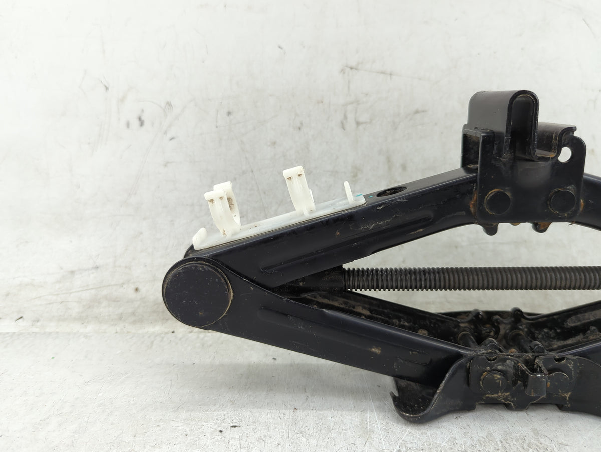 2018 Ford Fusion Spare Scissor Car Jack 1431778 - Oemusedautoparts1.com