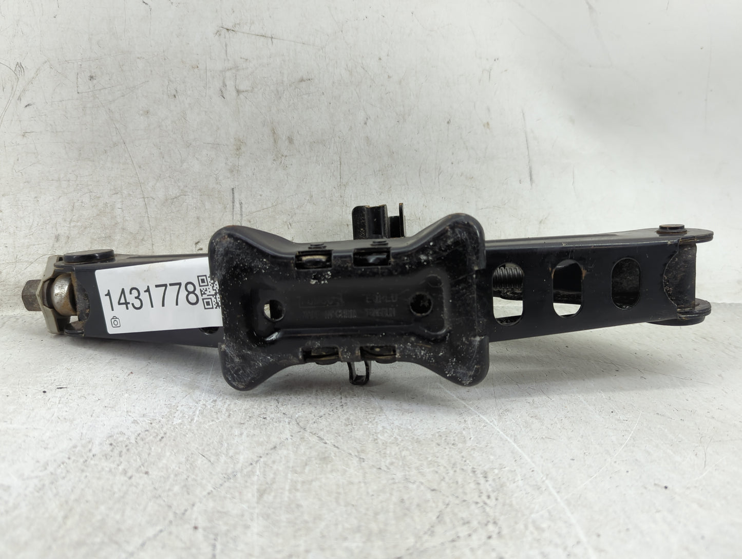2018 Ford Fusion Spare Scissor Car Jack 1431778 - Oemusedautoparts1.com