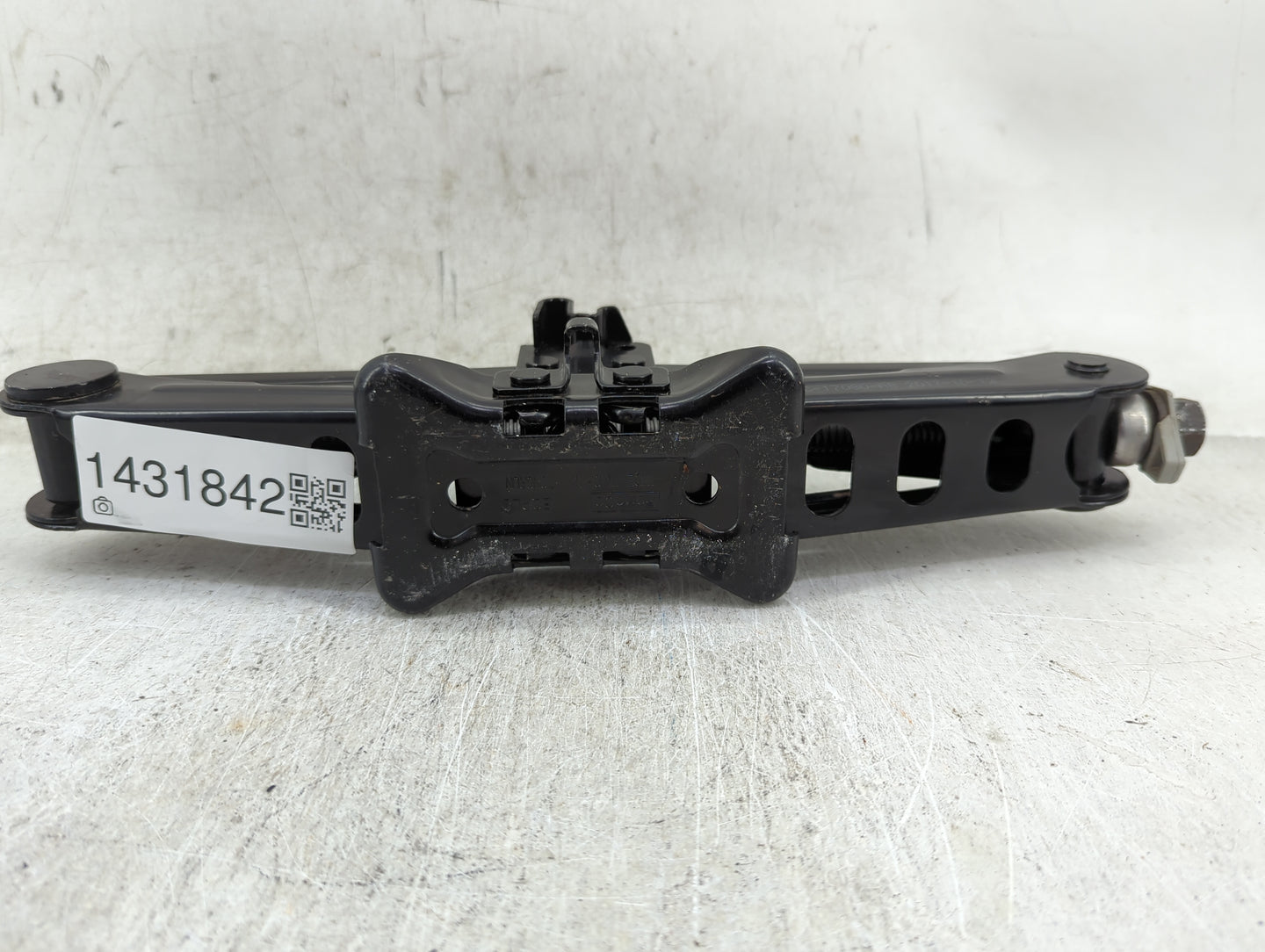 2018 Ford Fusion Spare Scissor Car Jack 1431842 - Oemusedautoparts1.com