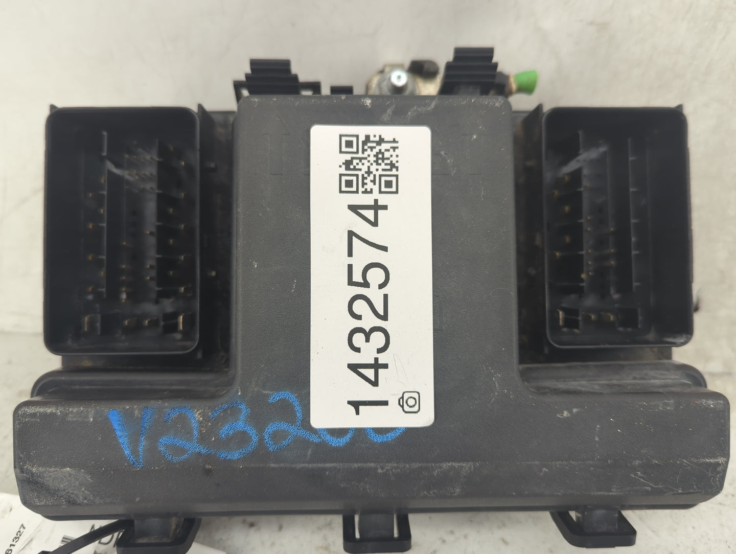 2017-2020 Ford Fusion Fusebox Fuse Box Panel Relay Module P/N:PA66-GF14 Fits Fits 2017 2018 2019 2020 OEM Used Auto Parts - 