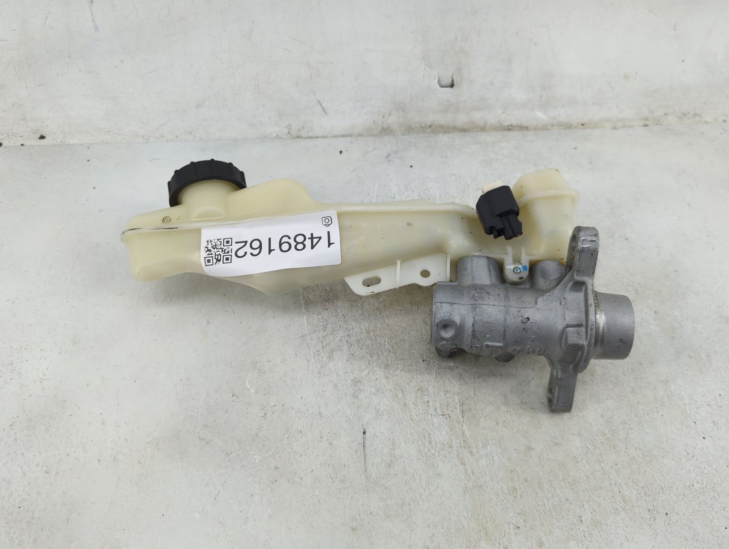 2017-2020 Ford Fusion Brake Master Cylinder 1489162 - Oemusedautoparts1.com