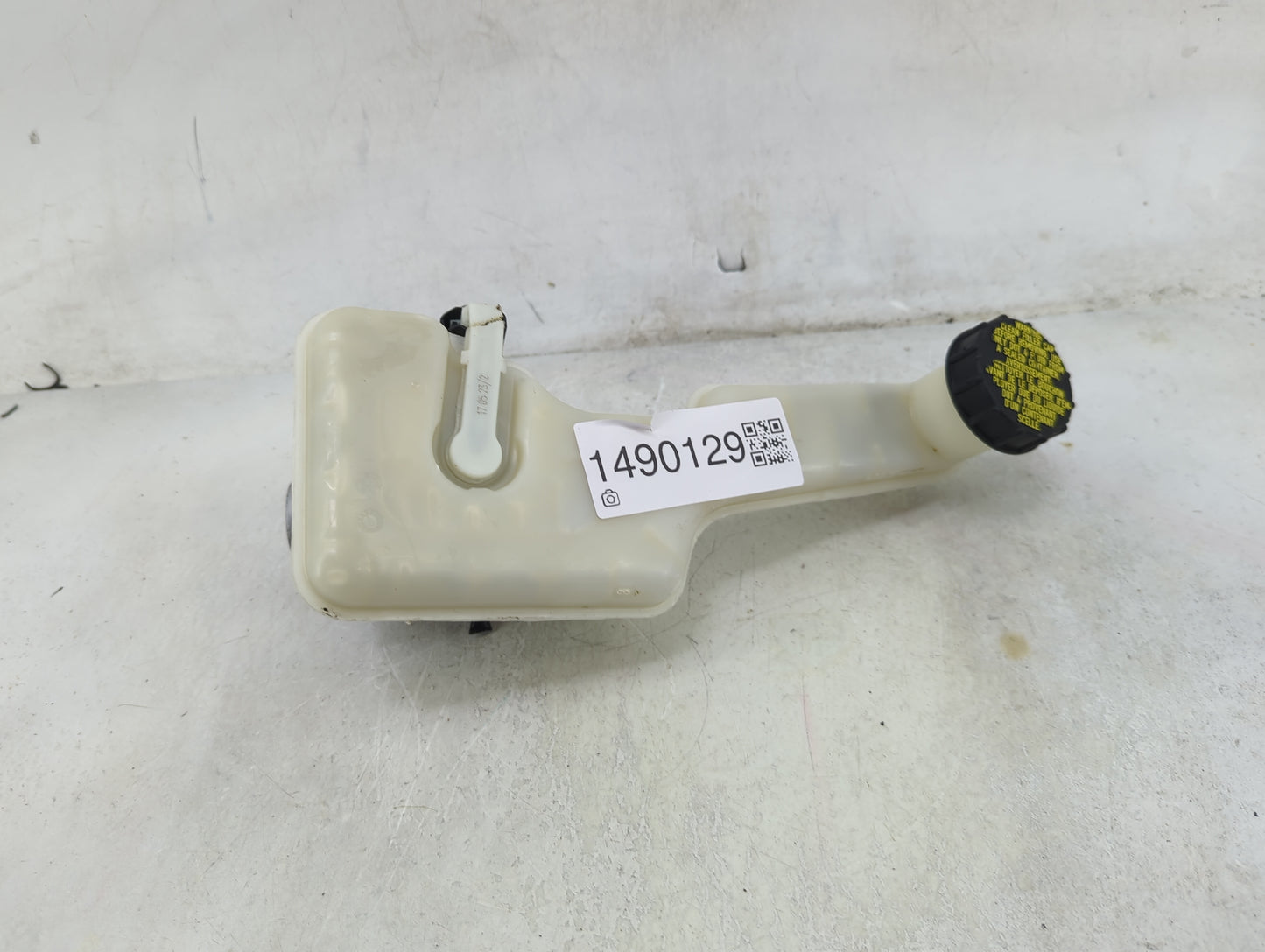 2017-2020 Ford Fusion Brake Master Cylinder 1490129 - Oemusedautoparts1.com