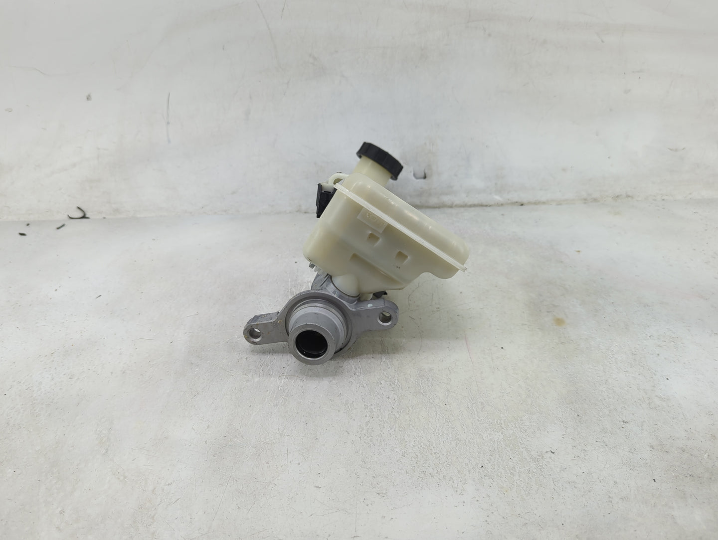 2017-2020 Ford Fusion Brake Master Cylinder 1490129 - Oemusedautoparts1.com