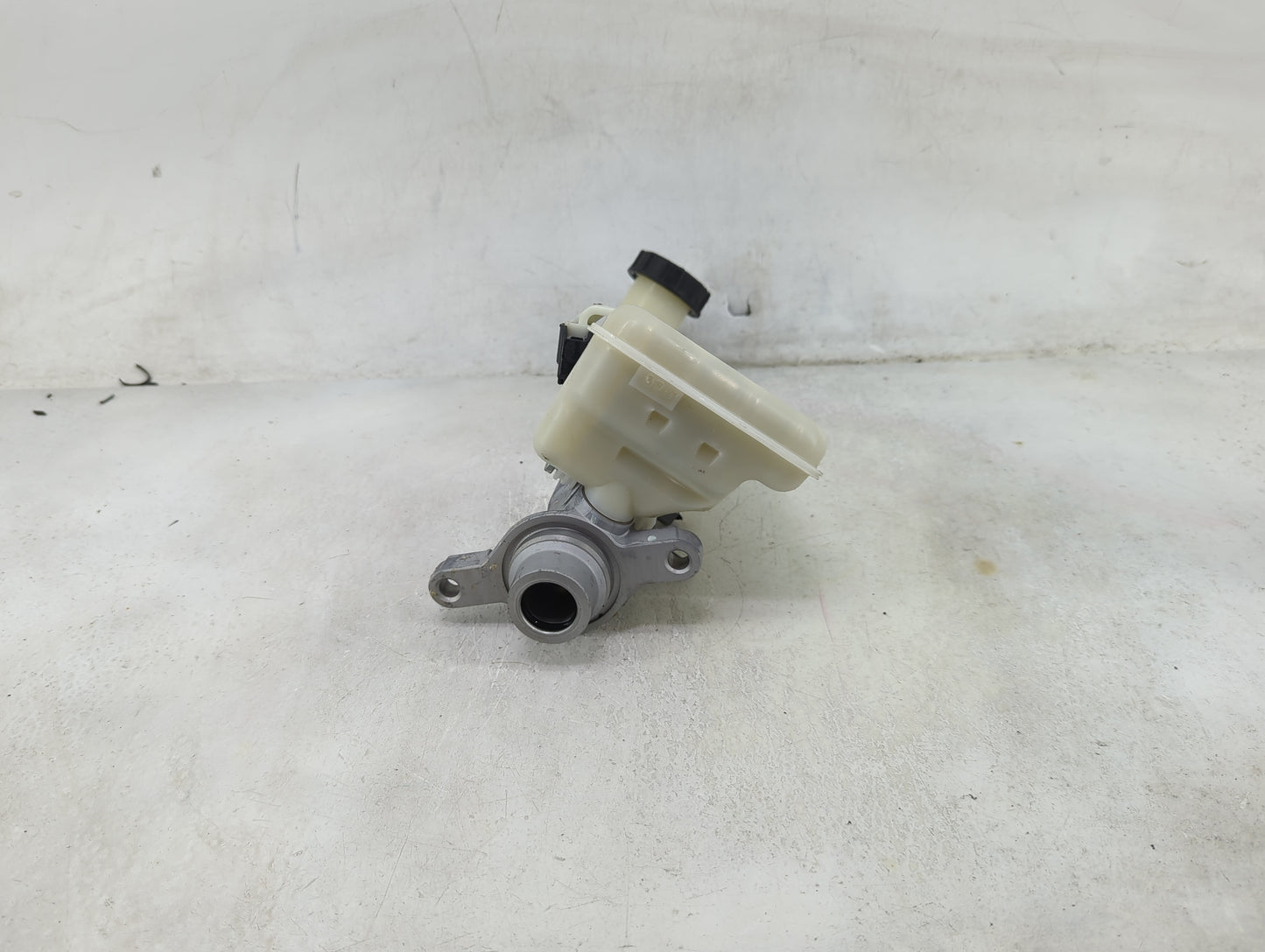 2017-2020 Ford Fusion Brake Master Cylinder 1490129 - Oemusedautoparts1.com
