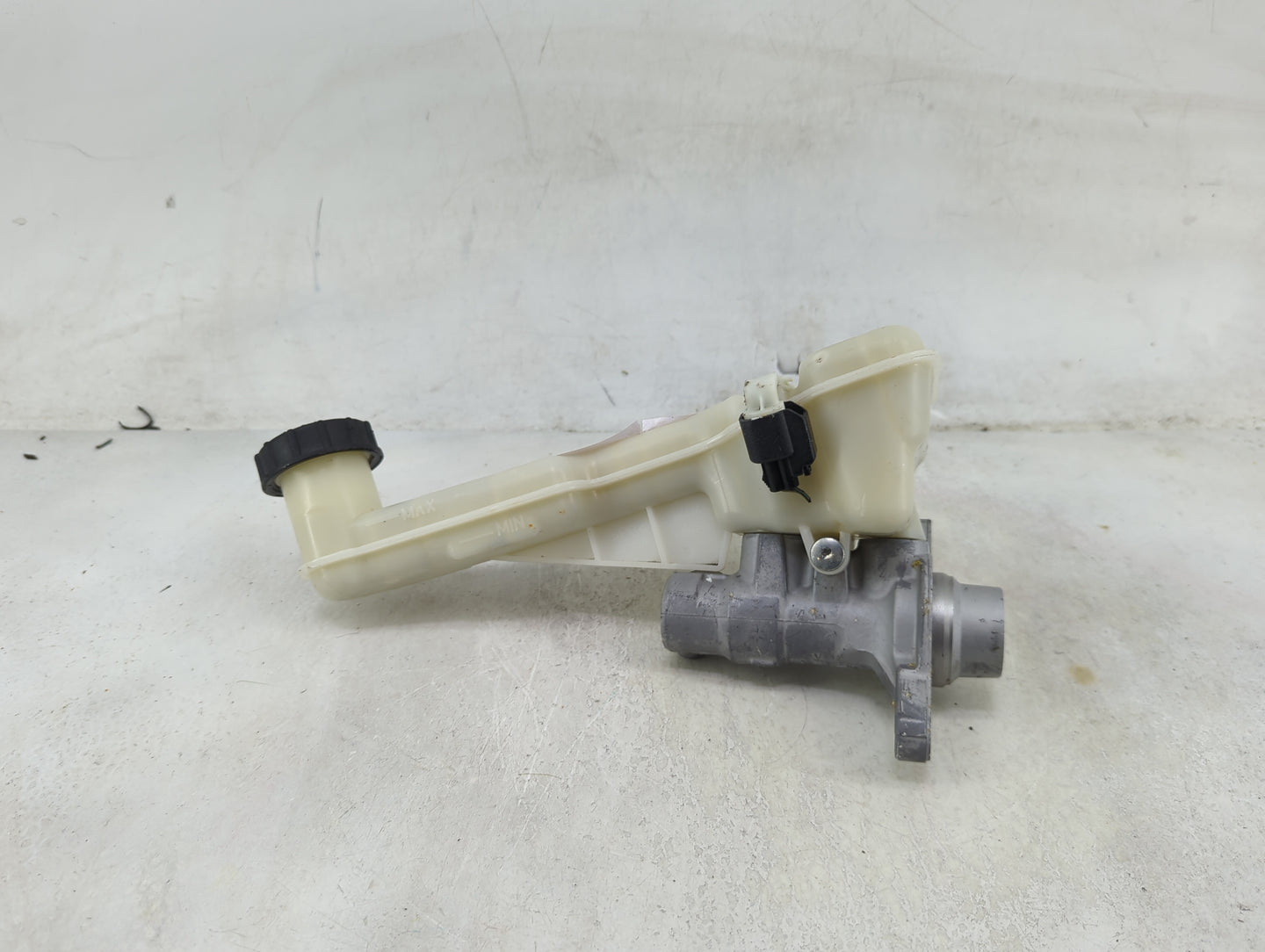 2017-2020 Ford Fusion Brake Master Cylinder 1490129 - Oemusedautoparts1.com