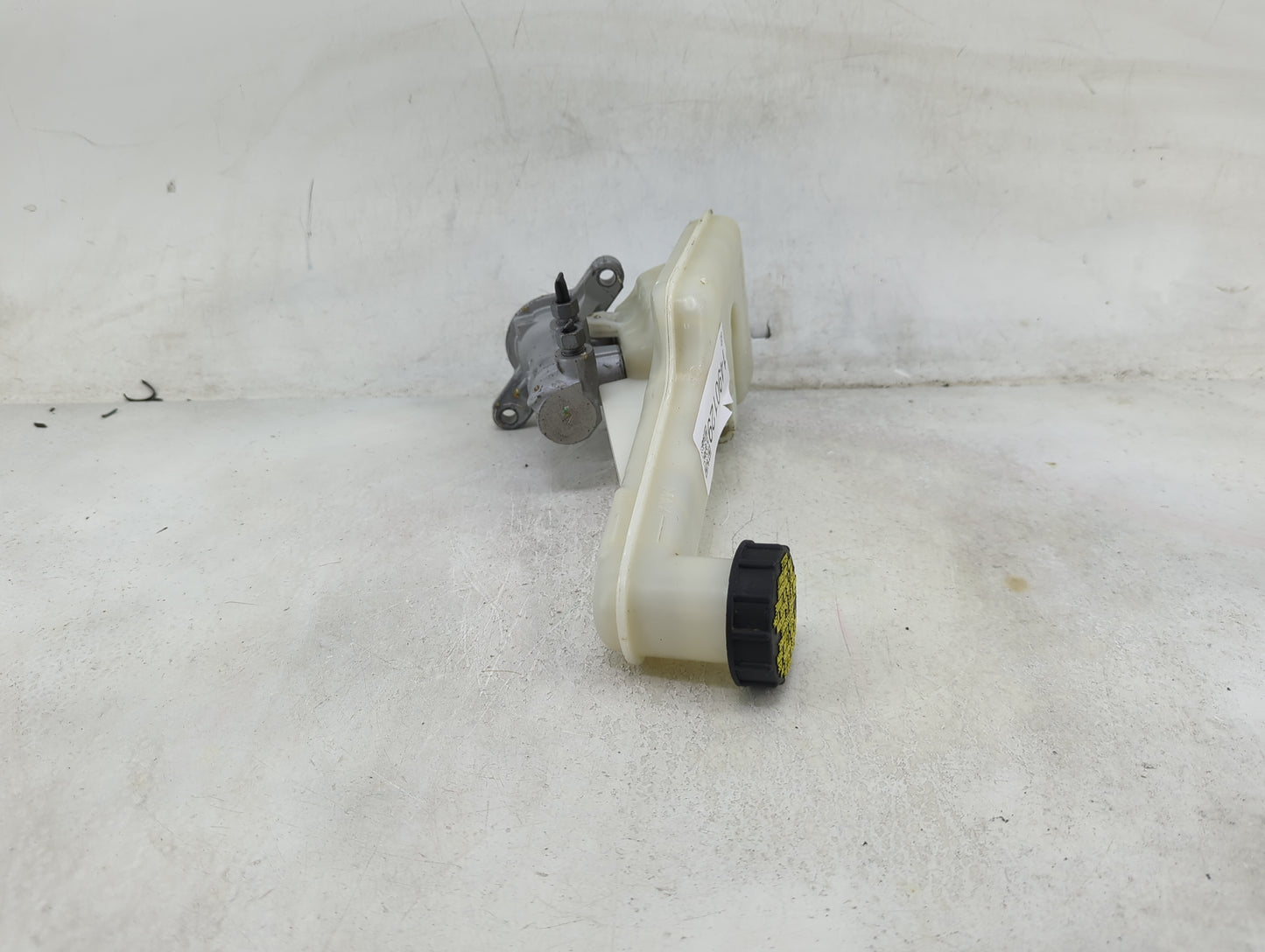 2017-2020 Ford Fusion Brake Master Cylinder 1490129 - Oemusedautoparts1.com