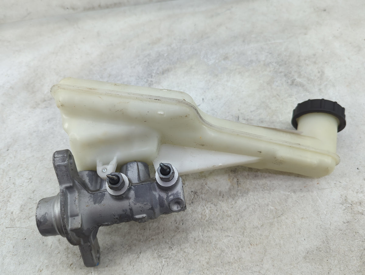 2017-2020 Ford Fusion Brake Master Cylinder 1516116 - Oemusedautoparts1.com