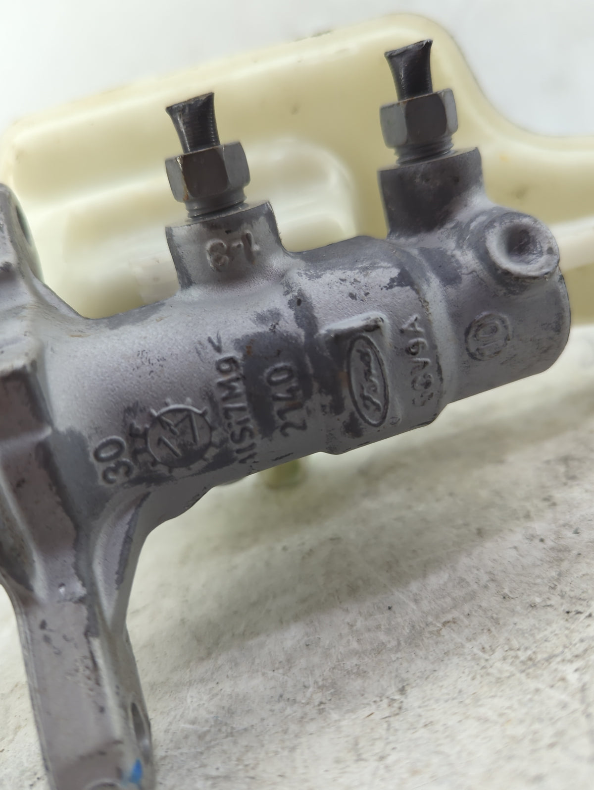 2017-2020 Ford Fusion Brake Master Cylinder 1516116 - Oemusedautoparts1.com