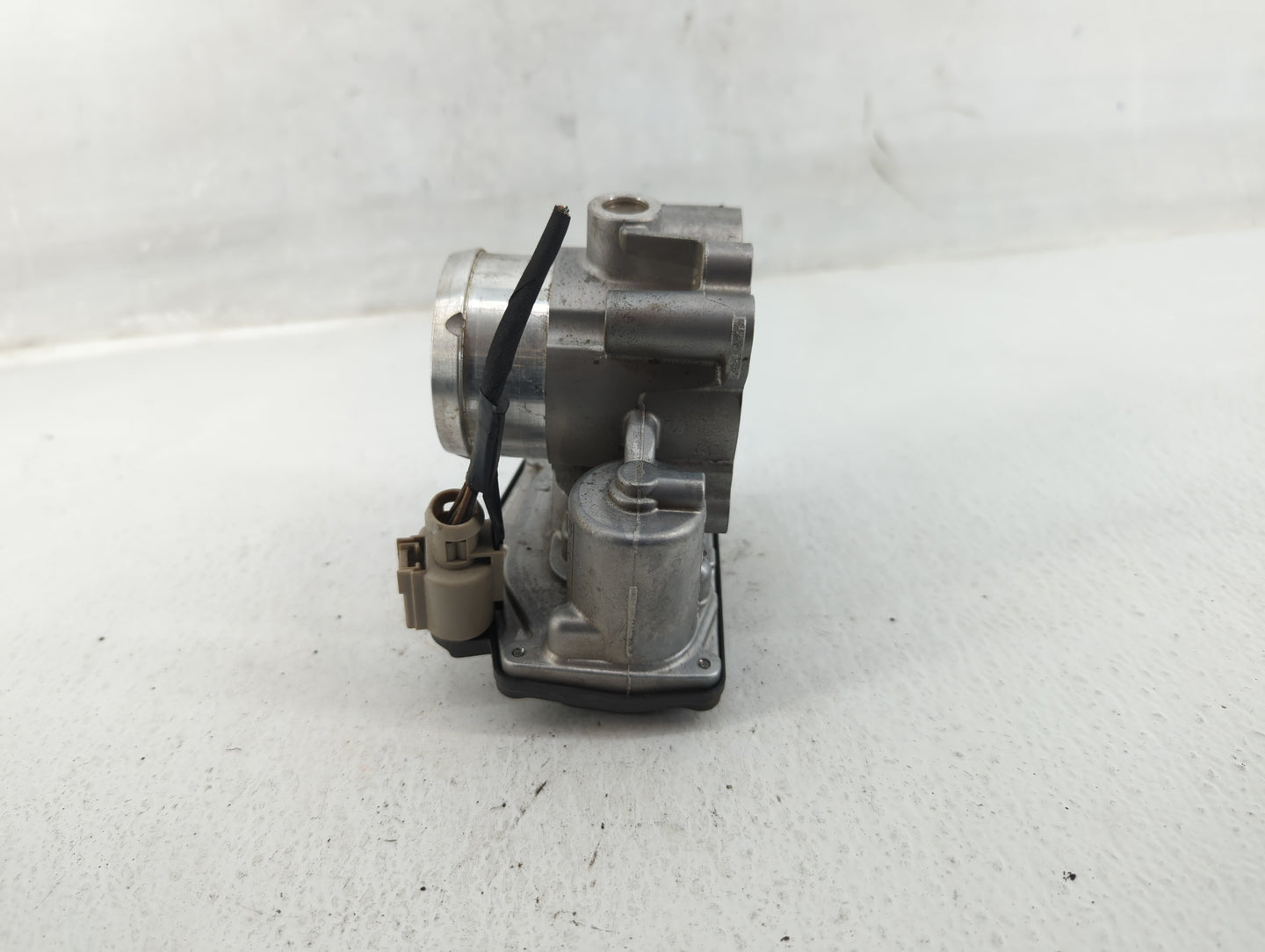 2014-2020 Ford Fusion Throttle Body P/N:DS7G-9F991-BB Fits Fits 2014 2015 2016 2017 2018 2019 2020 OEM Used Auto Parts - Oem