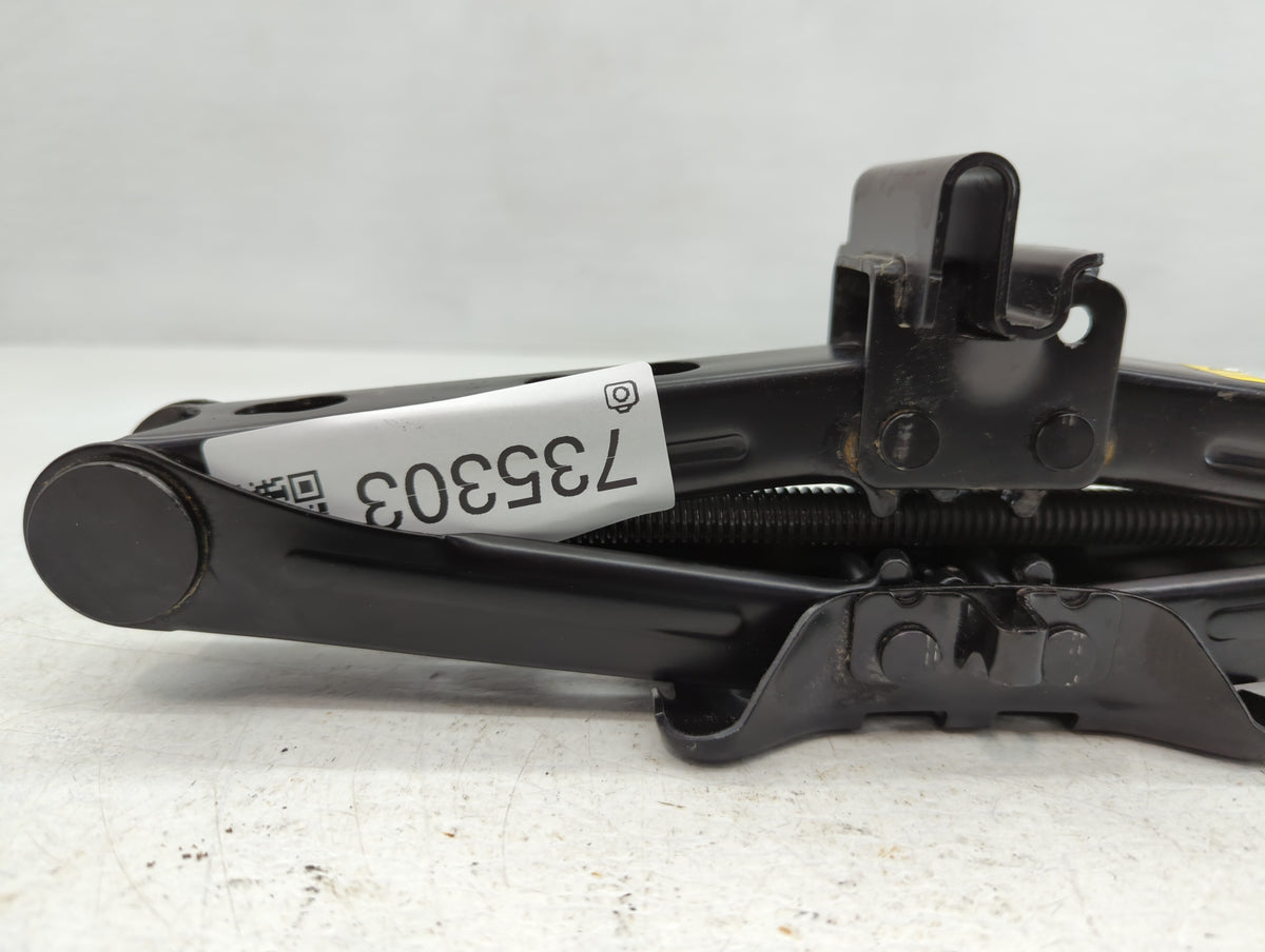 2018 Ford Fusion Spare Scissor Car Jack 735303 - Oemusedautoparts1.com