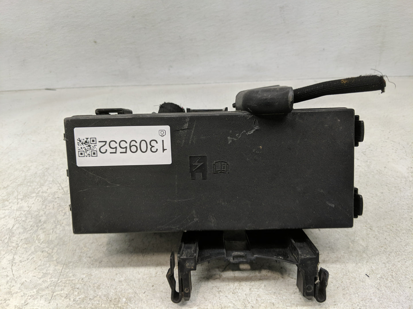 2017-2019 Ford Taurus Fusebox Fuse Box Panel Relay Module P/N:DG1T-14A003-BA Fits Fits 2017 2018 2019 OEM Used Auto Parts - 