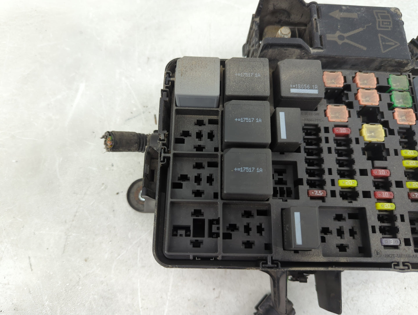 2017-2019 Ford Transit-250 Fusebox Fuse Box Panel Relay Module P/N:7171-3371-30 Fits Fits 2017 2018 2019 OEM Used Auto Parts