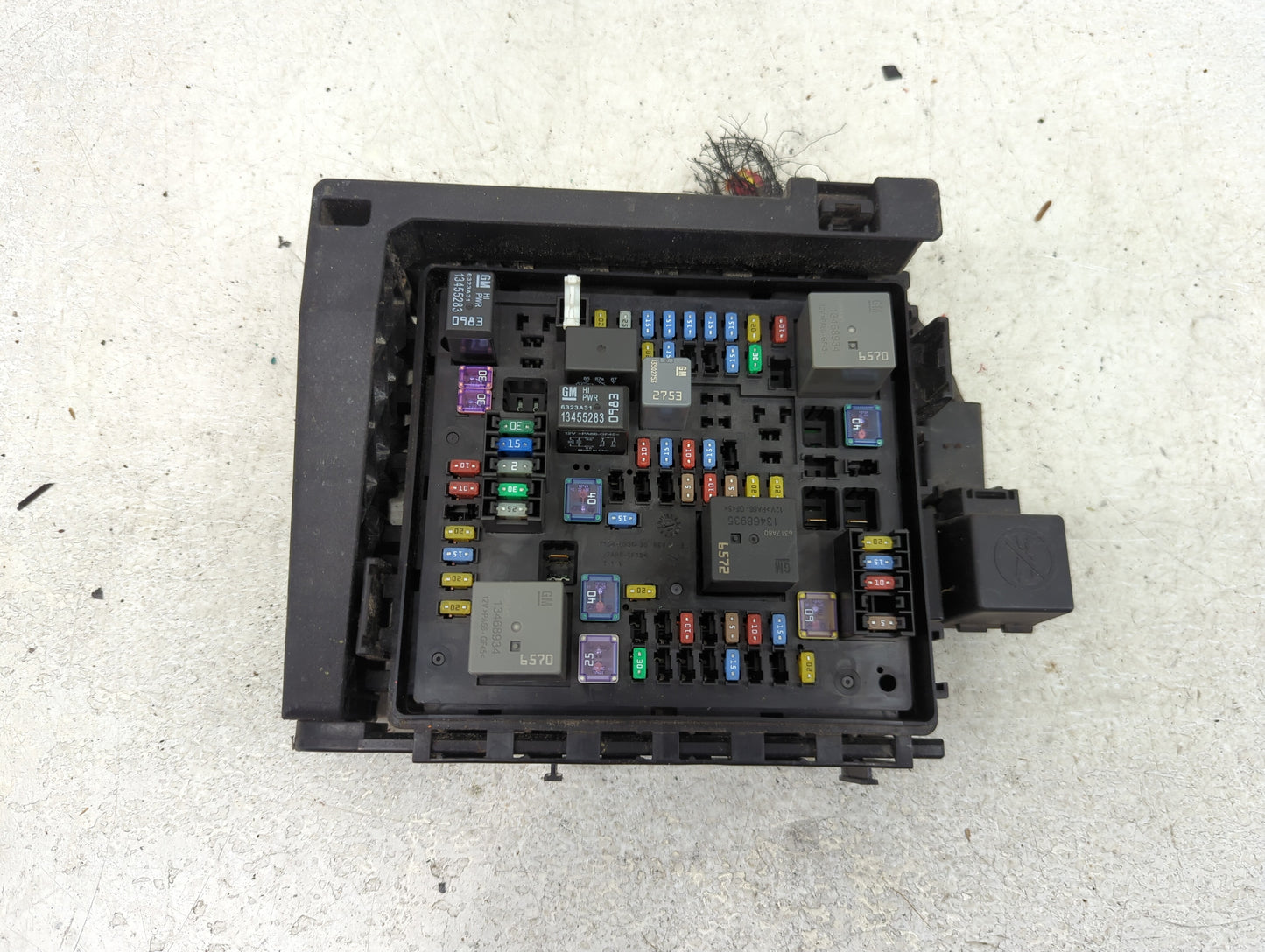 2018-2019 Gmc Acadia Fusebox Fuse Box Panel Relay Module P/N:84155665 Fits Fits 2018 2019 OEM Used Auto Parts - Oemusedautop