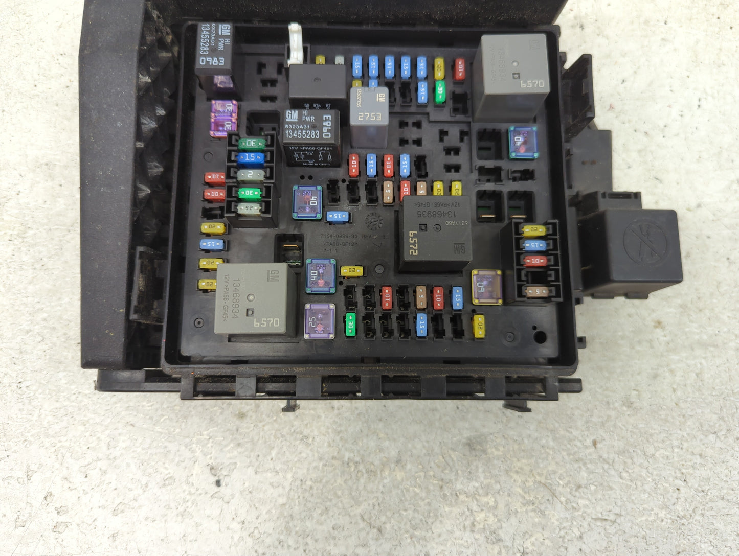 2018-2019 Gmc Acadia Fusebox Fuse Box Panel Relay Module P/N:84155665 Fits Fits 2018 2019 OEM Used Auto Parts - Oemusedautop