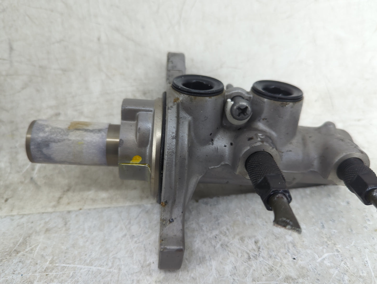 2020-2022 Gmc Acadia Brake Master Cylinder 1451149 - Oemusedautoparts1.com