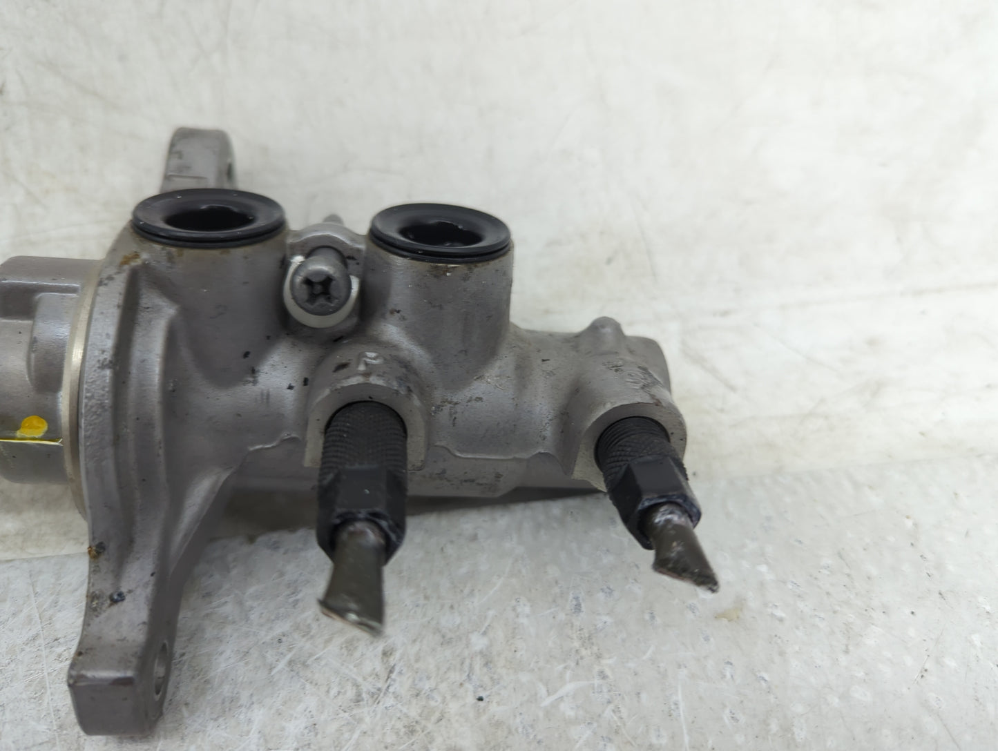 2020-2022 Gmc Acadia Brake Master Cylinder 1451149 - Oemusedautoparts1.com