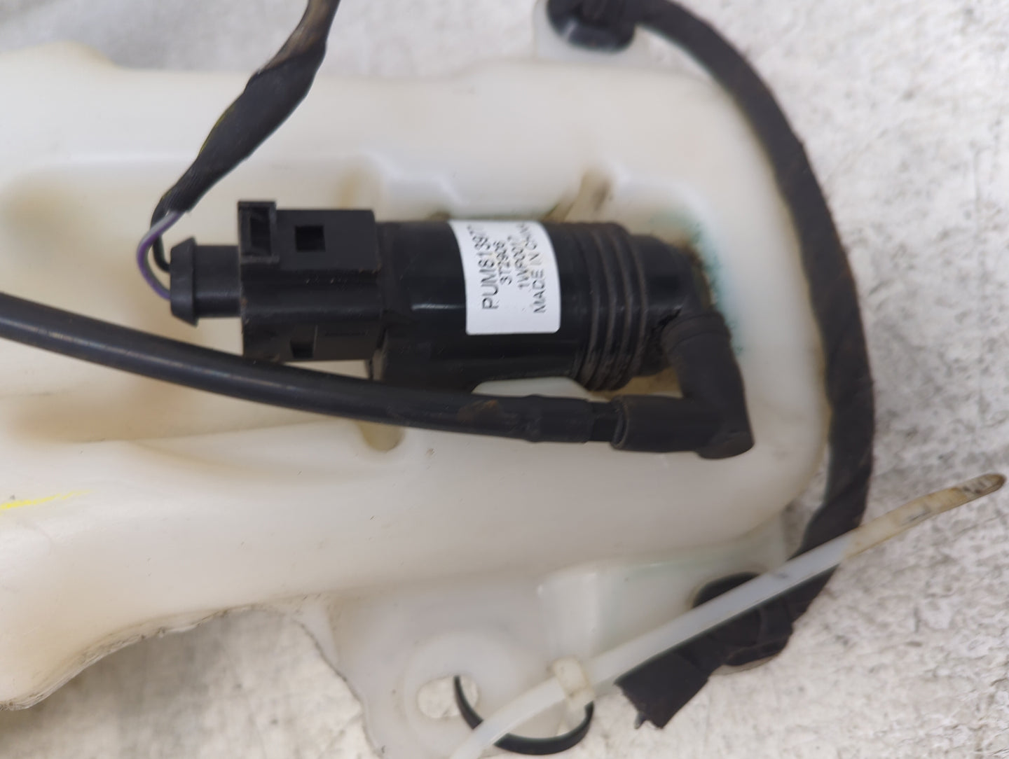 2018 Gmc Acadia Windshield Washer Fluid Reservoir Bottle - Oemusedautoparts1.com
