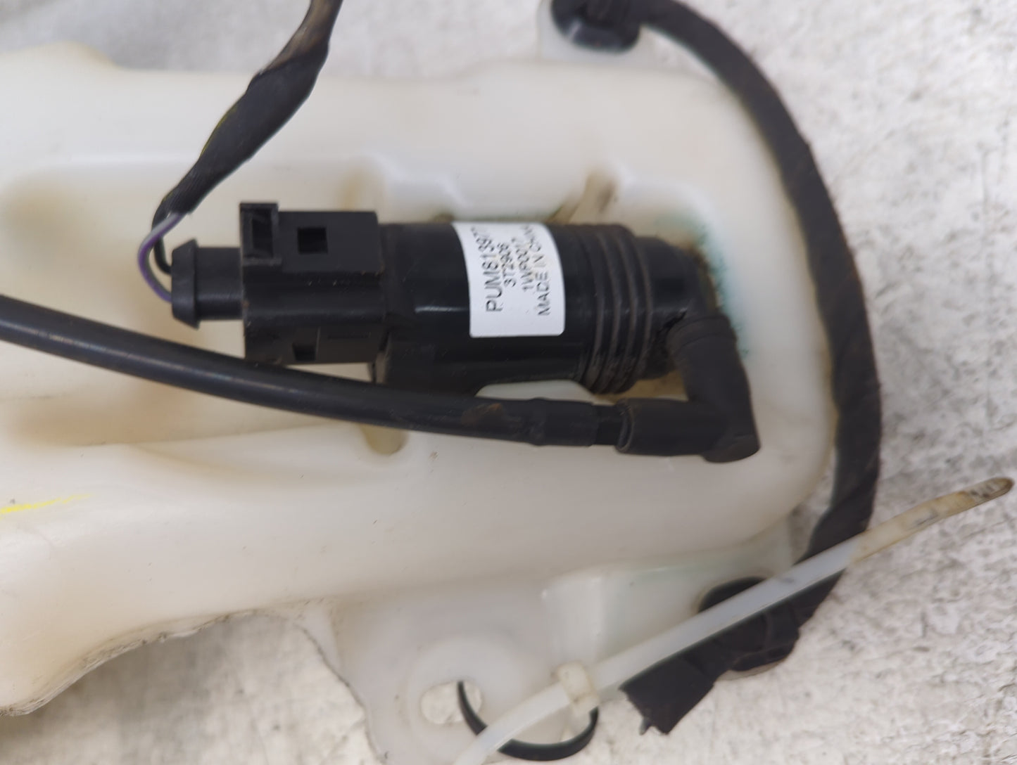 2018 Gmc Acadia Windshield Washer Fluid Reservoir Bottle - Oemusedautoparts1.com