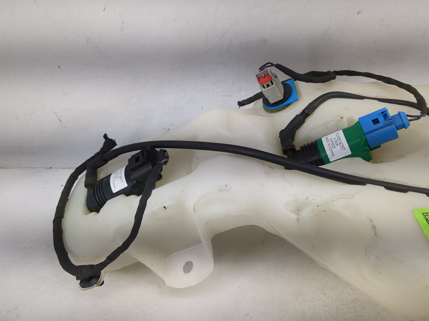 2017-2022 Gmc Acadia Windshield Washer Fluid Reservoir Bottle 1482442 - Oemusedautoparts1.com