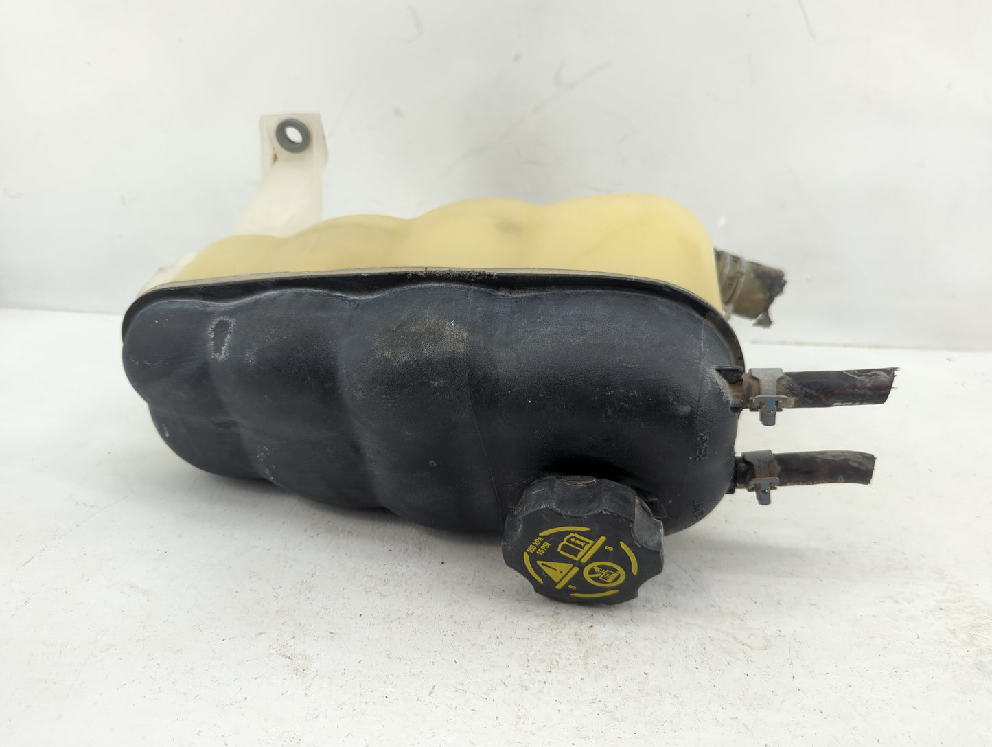 2014 Gmc Sierra 1500 Radiator Coolant Overflow Expansion Tank Bottle 1369197 - Oemusedautoparts1.com